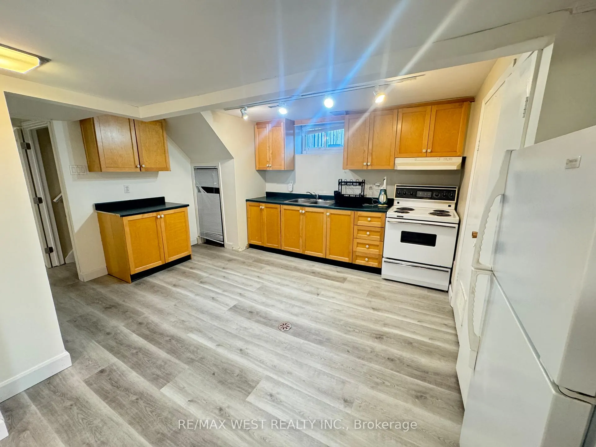 Photo 4 of 62 Foreht Crescent, Aurora, Aurora Heights — HOMEH