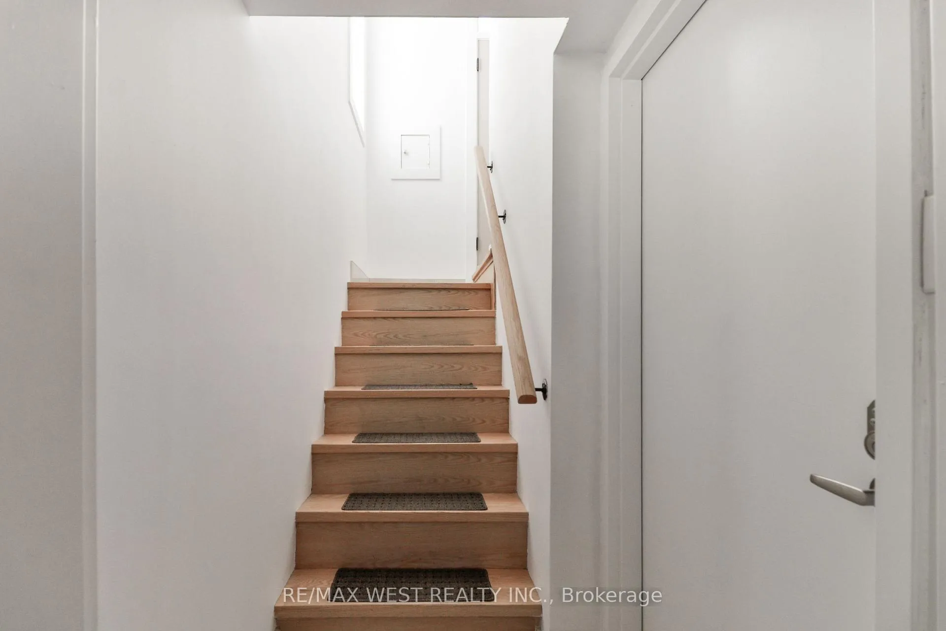 Photo 3 of Unit Basement, 13 Richardson Drive, Aurora, Aurora Highlands — HOMEH