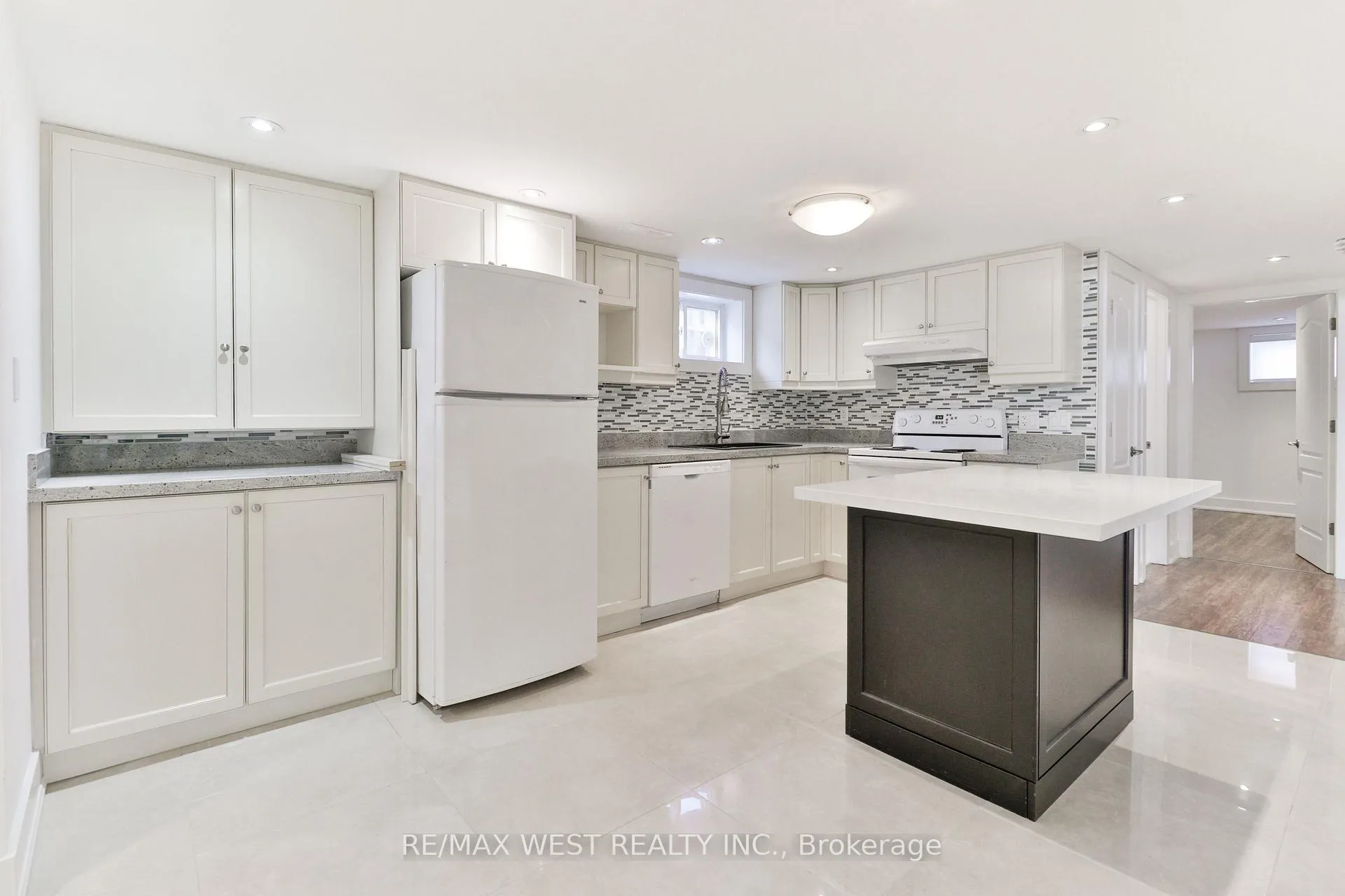 Photo 9 of Unit Basement, 13 Richardson Drive, Aurora, Aurora Highlands — HOMEH