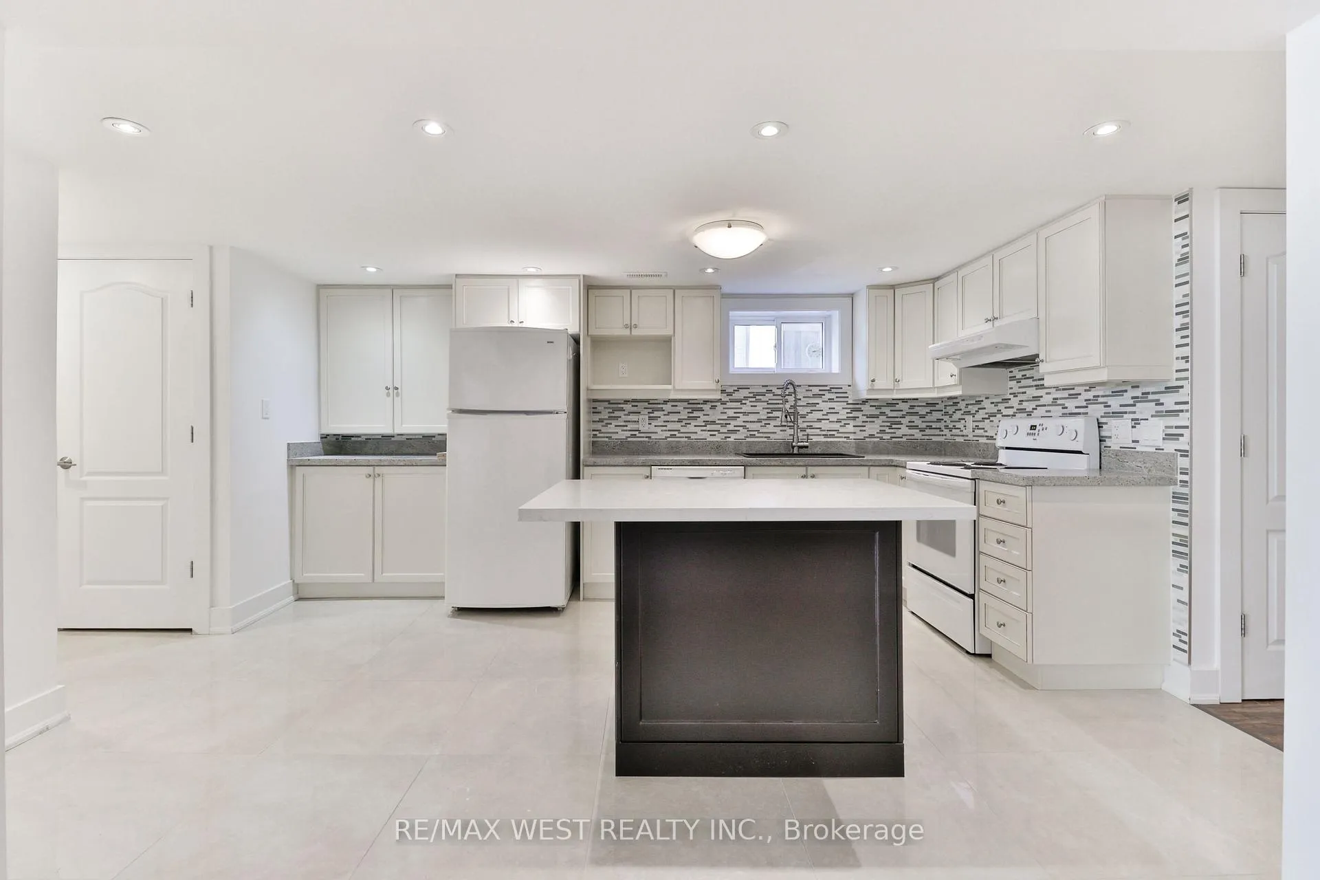 Photo 10 of Unit Basement, 13 Richardson Drive, Aurora, Aurora Highlands — HOMEH