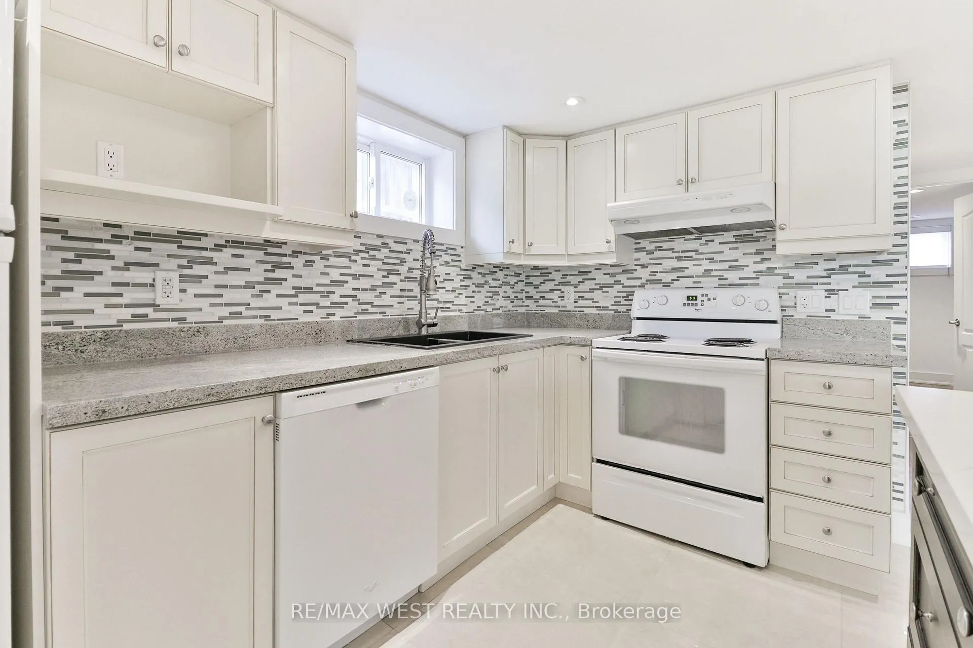 Photo 11 of Unit Basement, 13 Richardson Drive, Aurora, Aurora Highlands — HOMEH