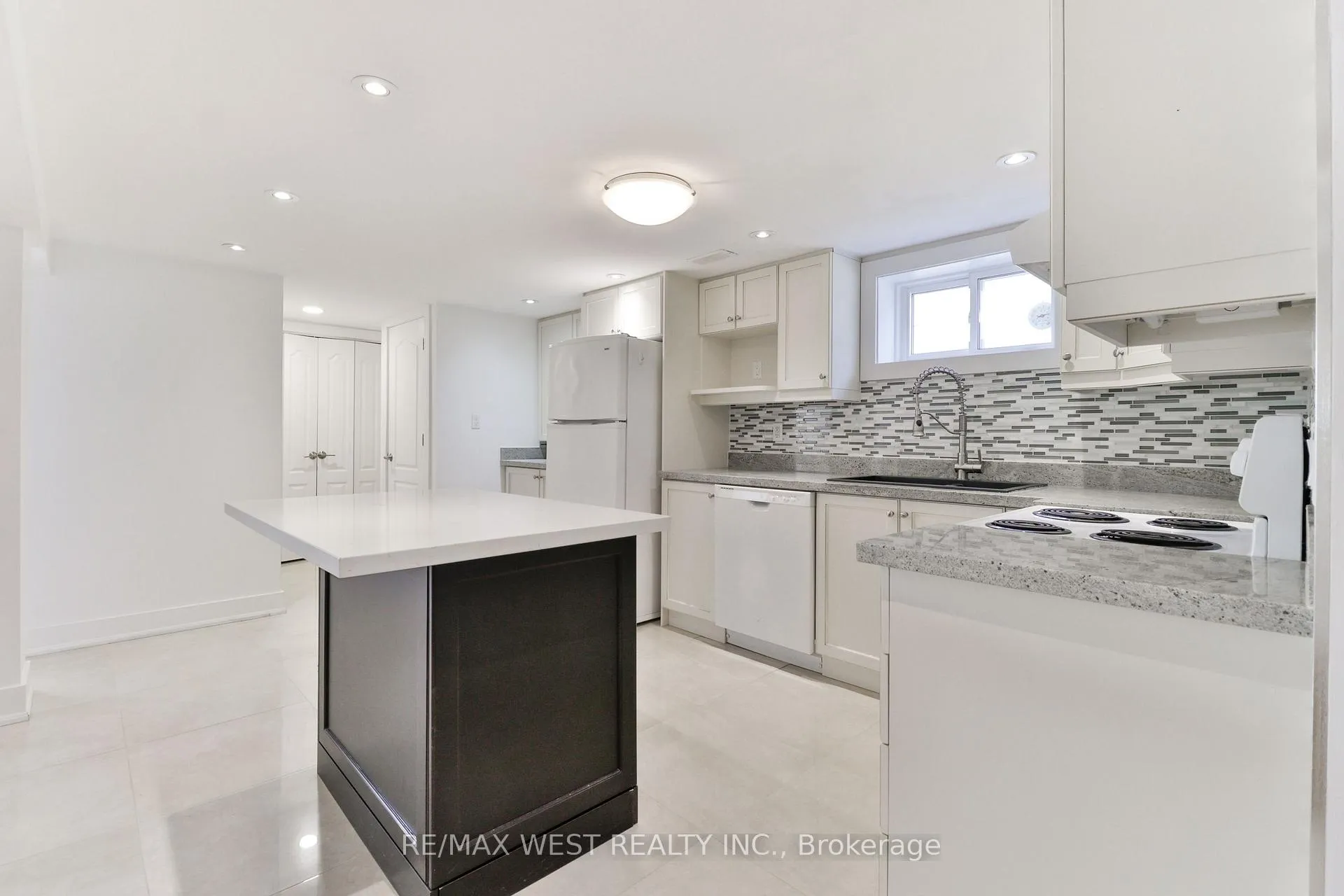 Photo 14 of Unit Basement, 13 Richardson Drive, Aurora, Aurora Highlands — HOMEH