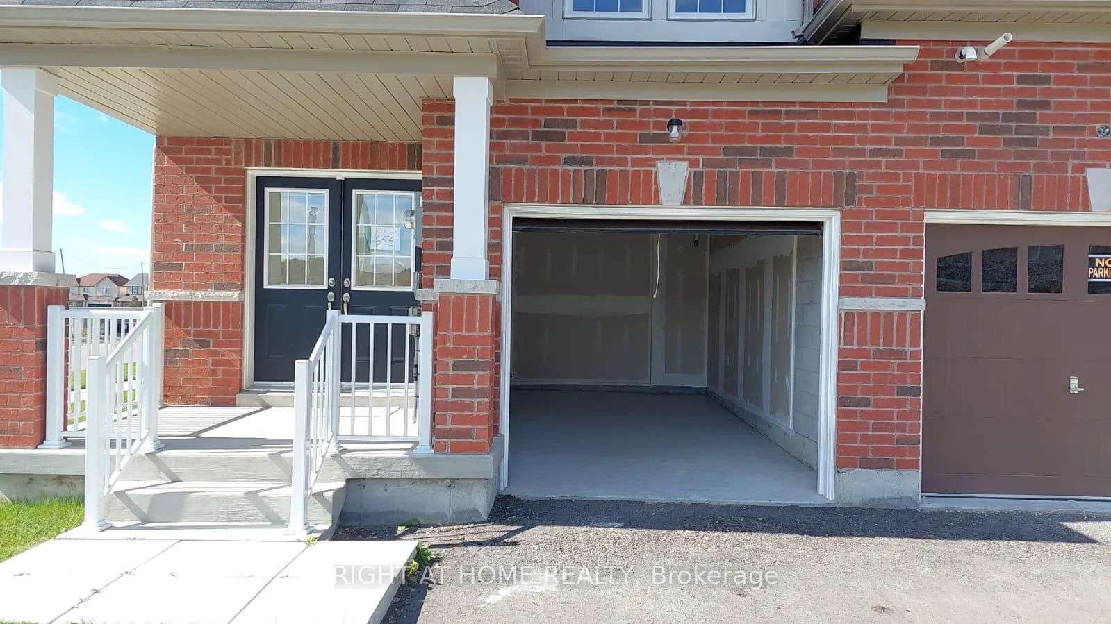 Photo 2 of 655 Krawchuck Crescent, Oshawa, Eastdale — HOMEH