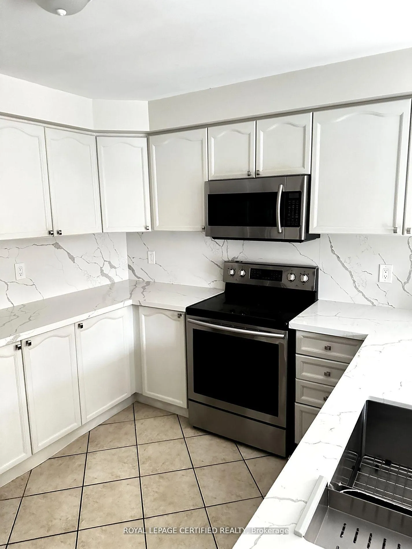 Photo 2 of 32 Fallstar Crescent, Brampton, Fletcher's Meadow — HOMEH