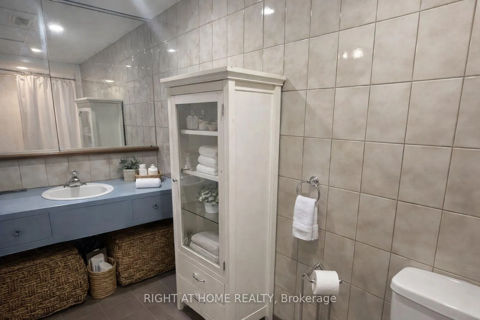 Photo 5 of Unit lower, 720 Leaside Street, Pickering, West Shore — HOMEH