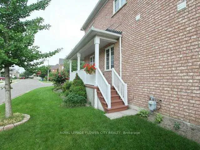 Photo 2 of 20 Whitwell Drive, Brampton, Vales of Castlemore — HOMEH