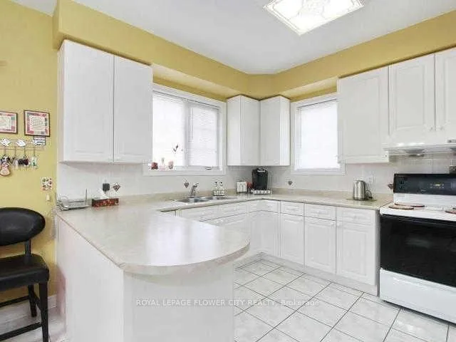 Photo 5 of 20 Whitwell Drive, Brampton, Vales of Castlemore — HOMEH