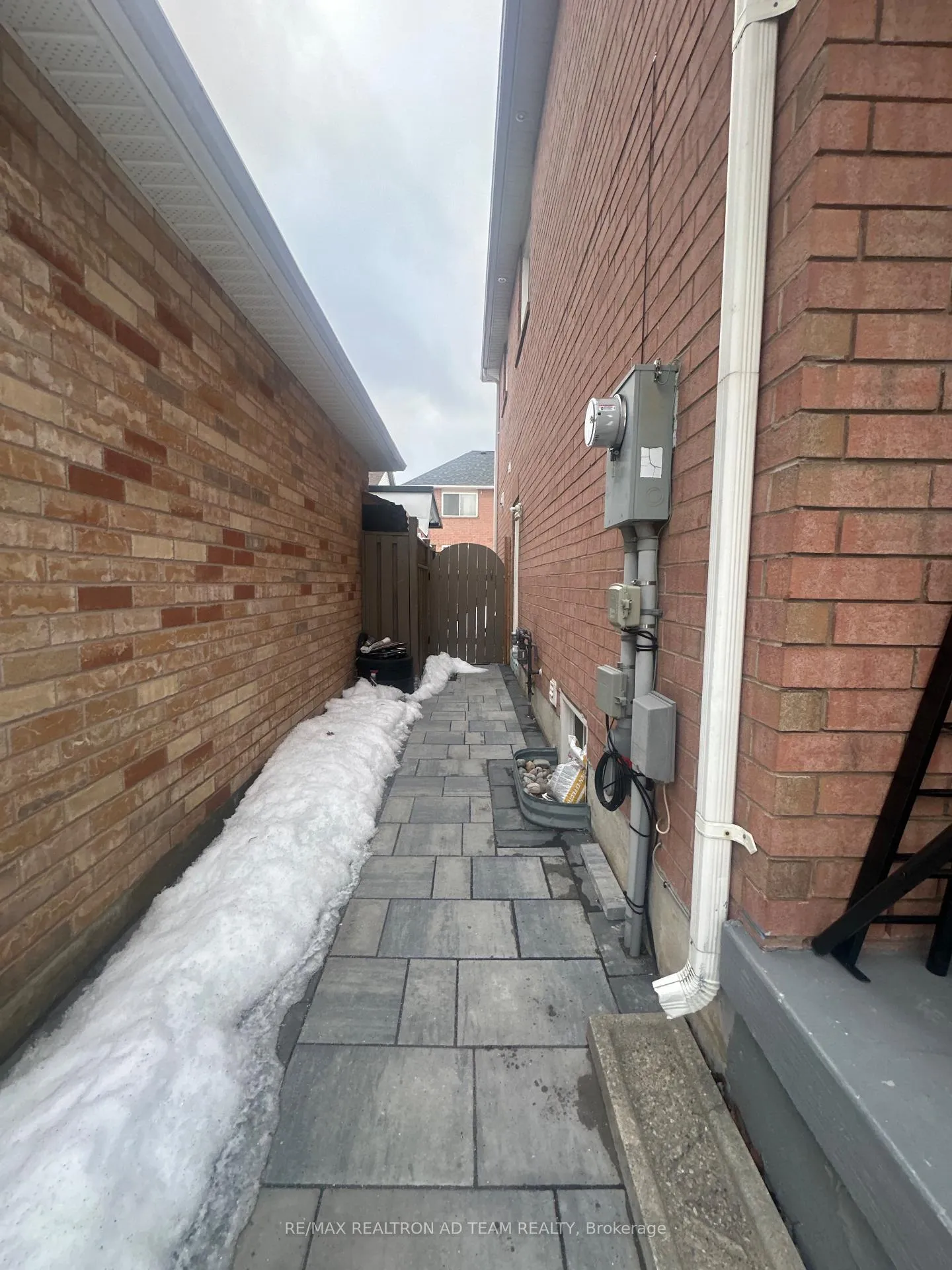 Front of 101 Knotwood Crescent