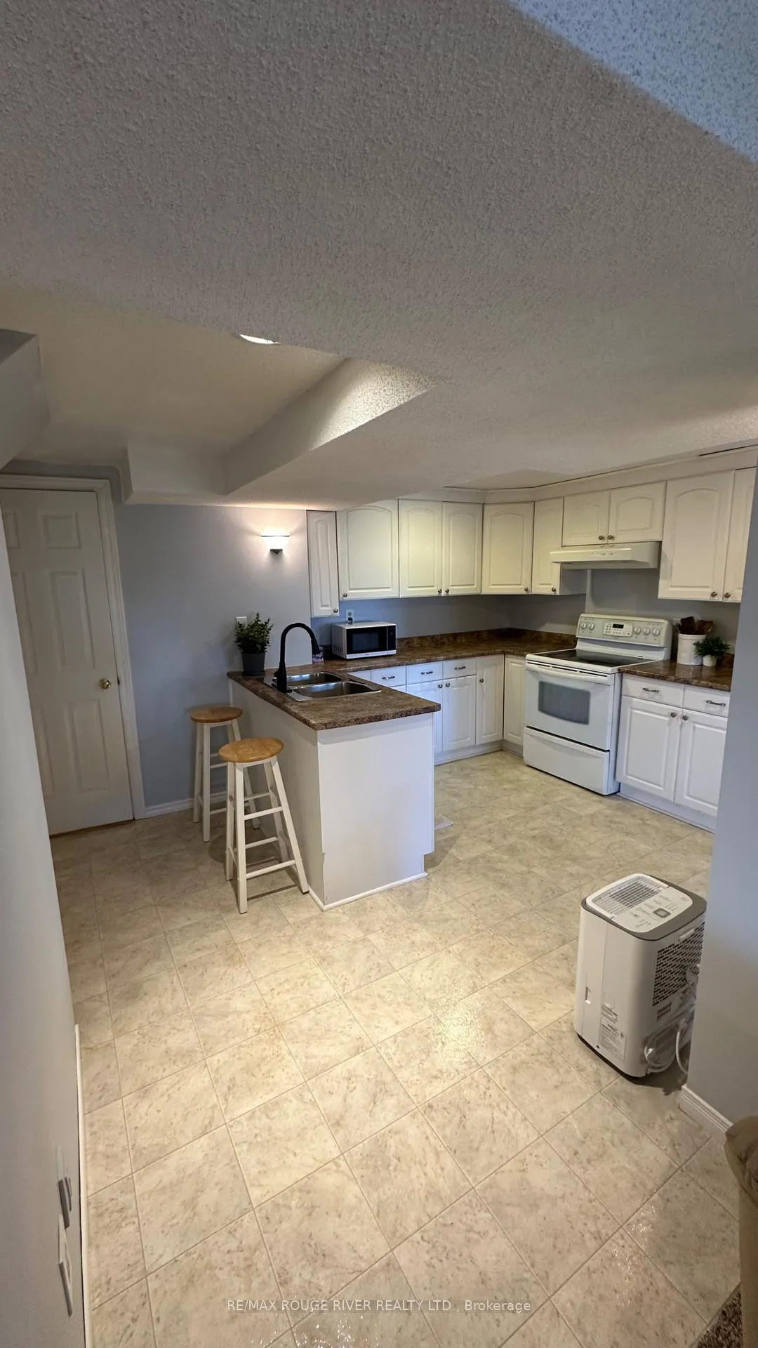 Photo 2 of 17 Penfound Drive, Clarington, Bowmanville — HOMEH