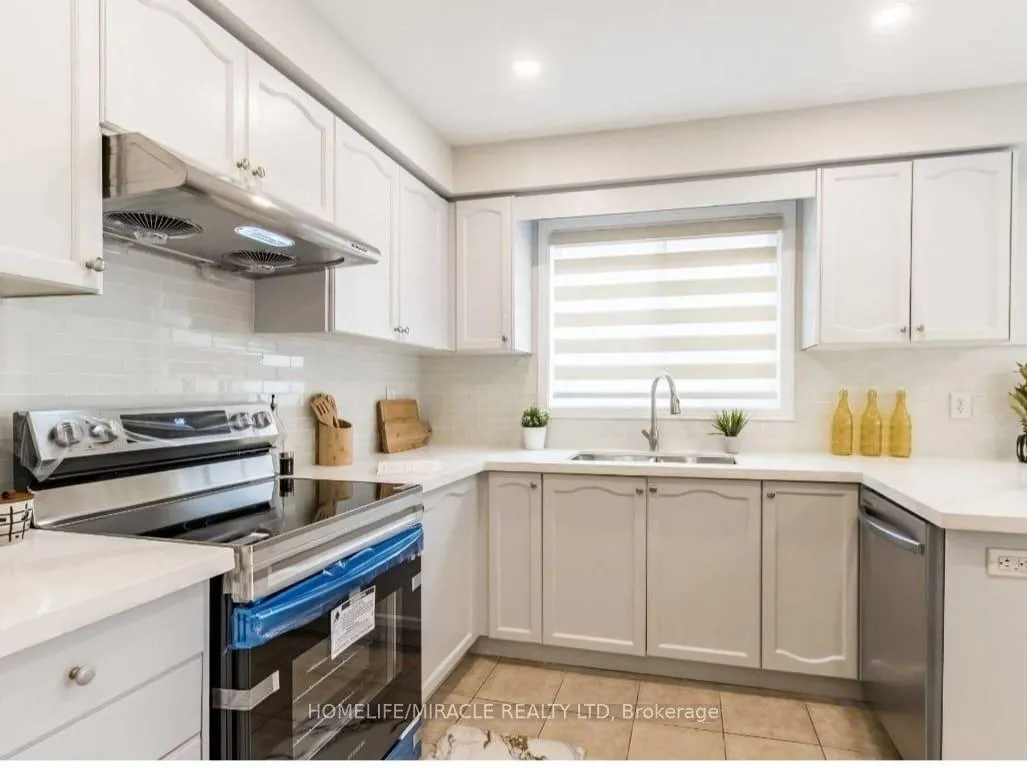 Photo 12 of 19 Fairwood Circle, Brampton, Sandringham-Wellington — HOMEH