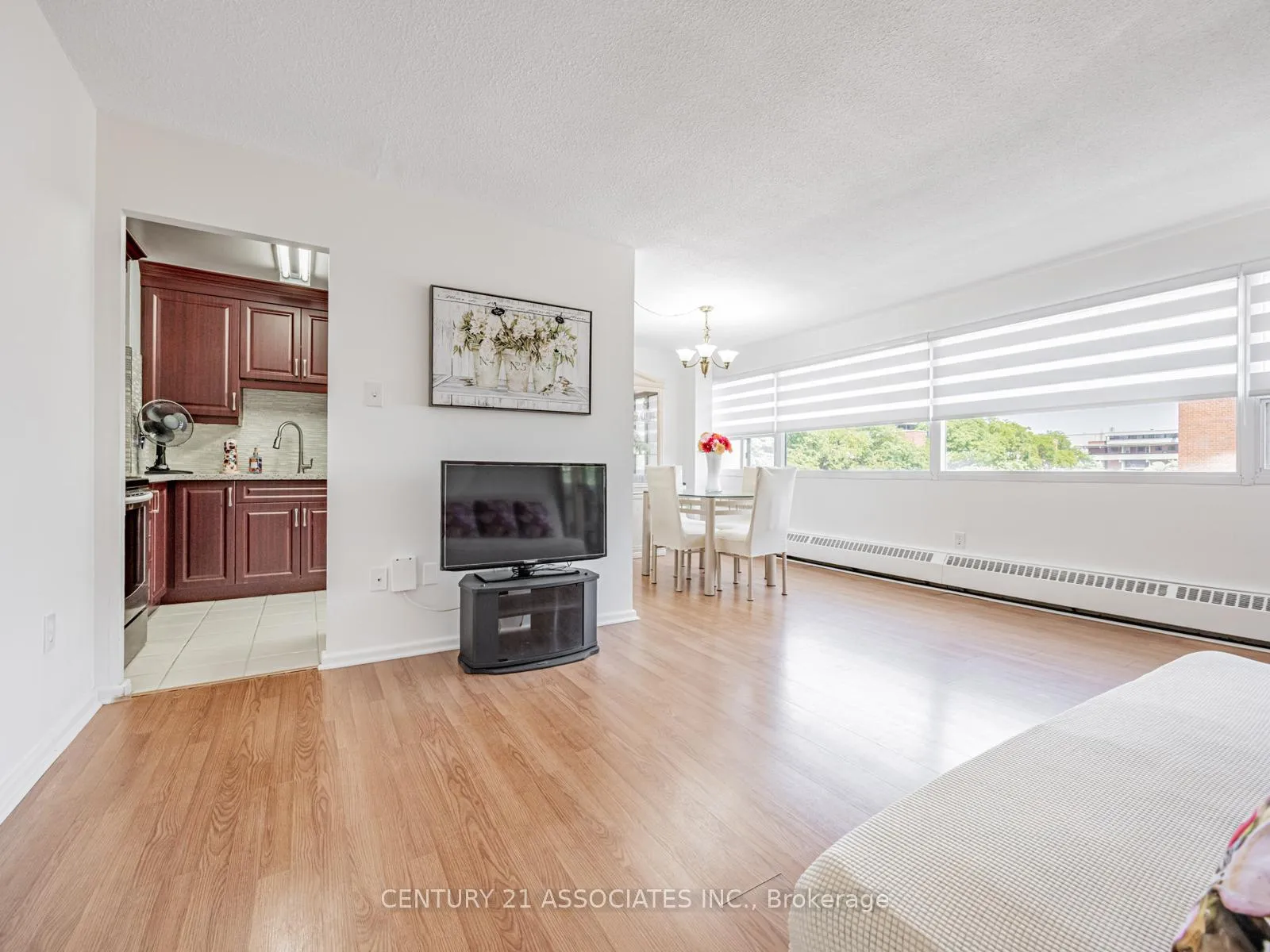 Photo 2 of Unit 402, 100 Leeward Glenway, Toronto, Flemingdon Park — HOMEH