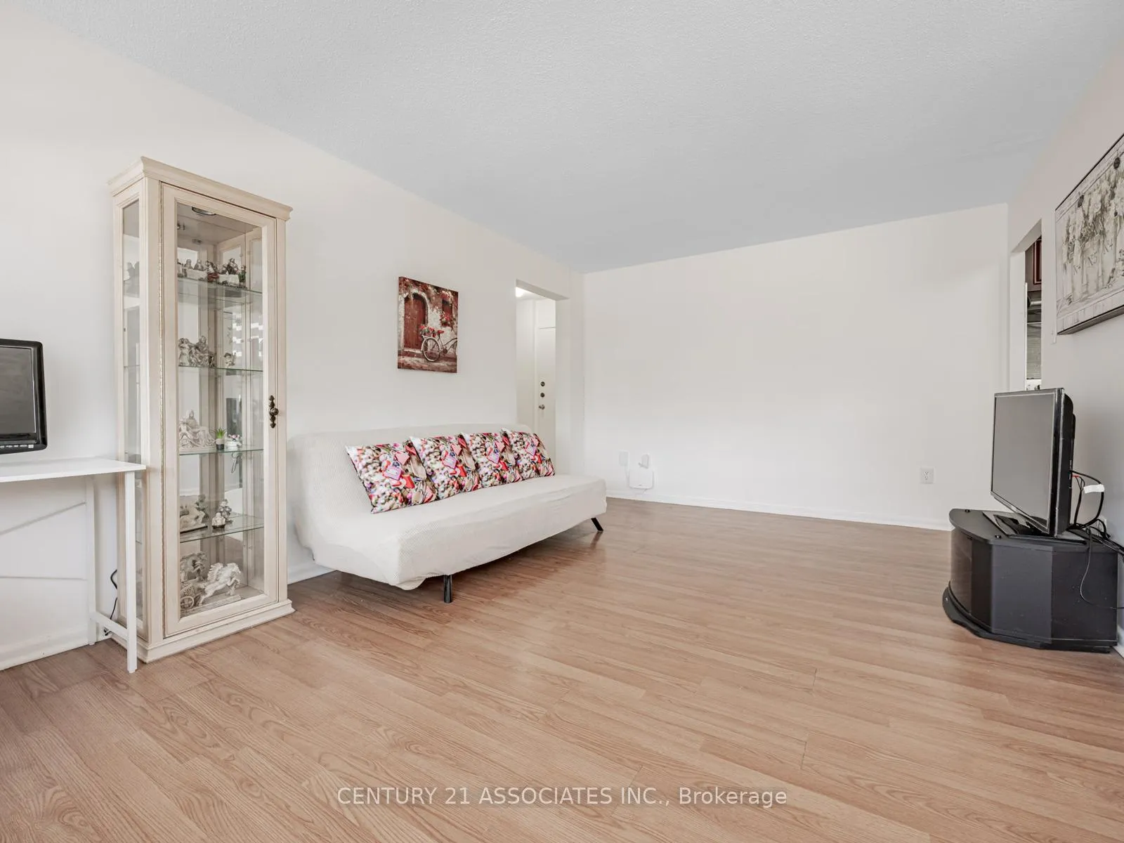 Photo 3 of Unit 402, 100 Leeward Glenway, Toronto, Flemingdon Park — HOMEH