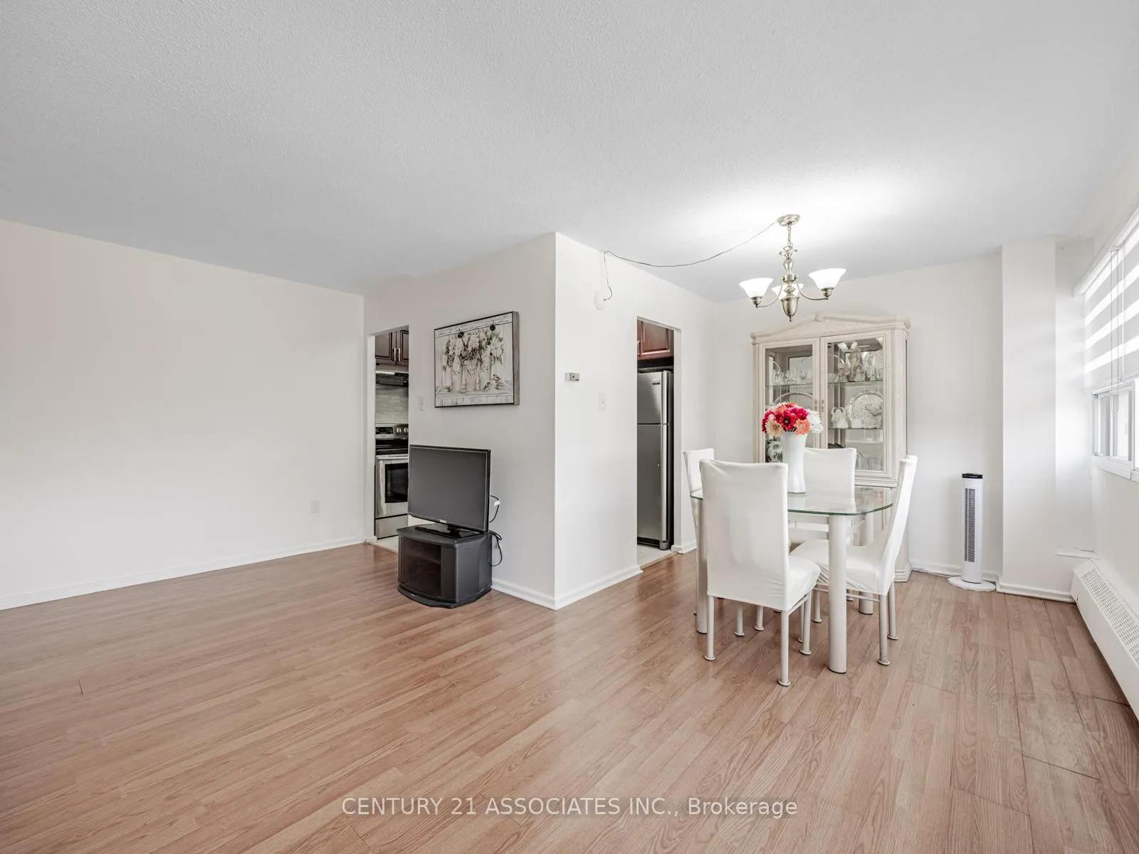 Photo 4 of Unit 402, 100 Leeward Glenway, Toronto, Flemingdon Park — HOMEH