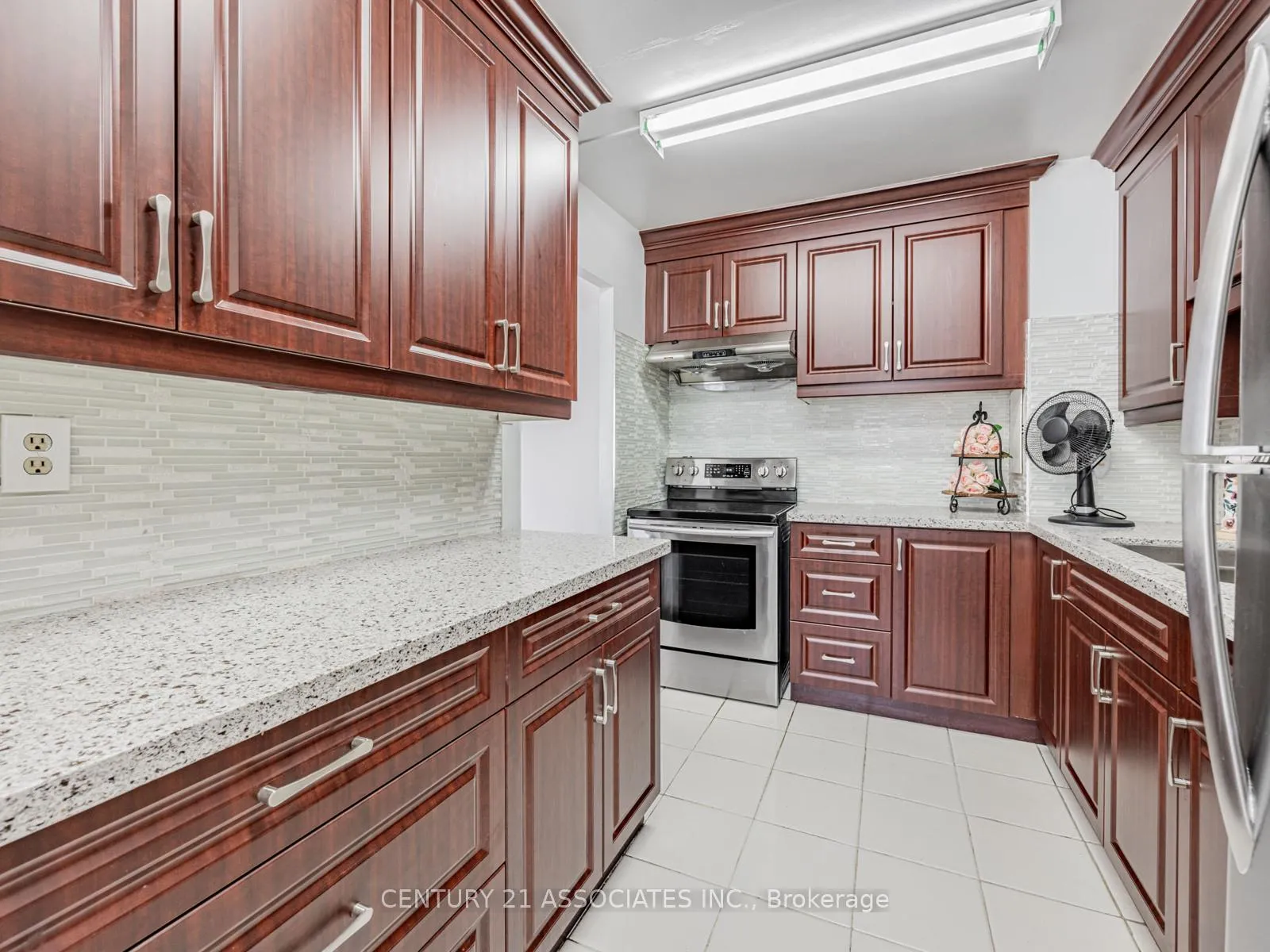 Photo 5 of Unit 402, 100 Leeward Glenway, Toronto, Flemingdon Park — HOMEH