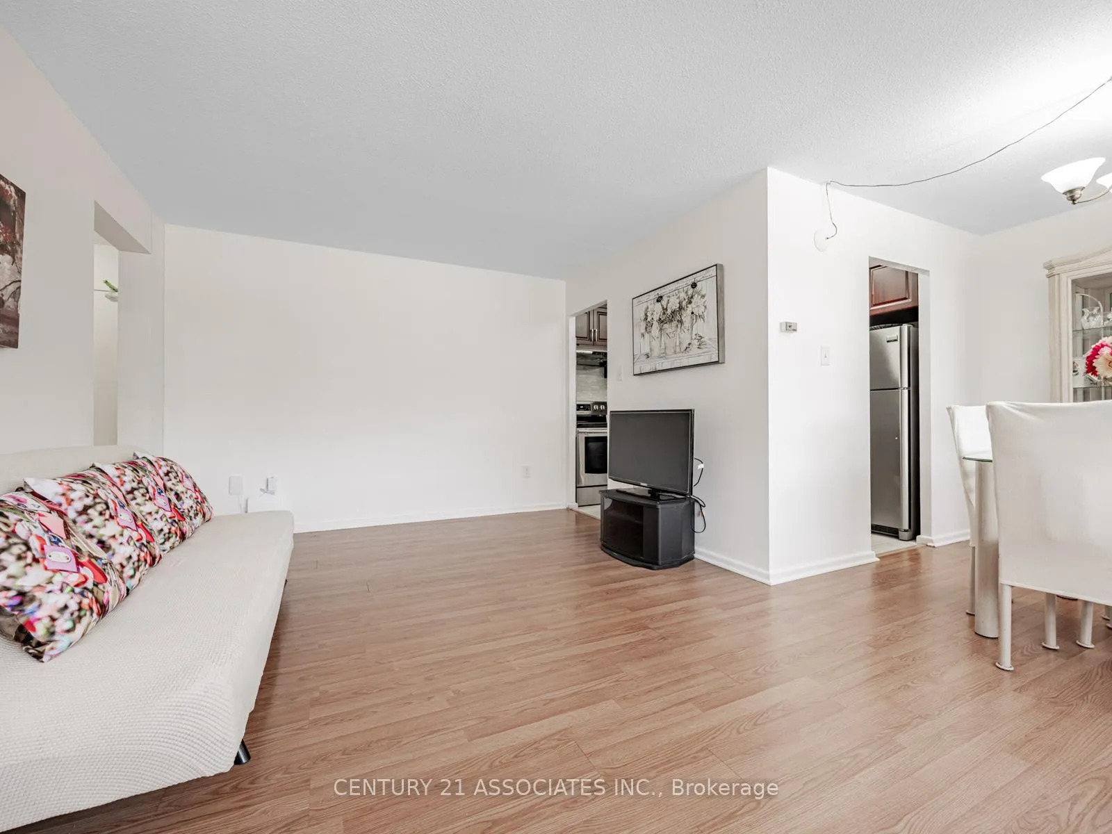 Photo 11 of Unit 402, 100 Leeward Glenway, Toronto, Flemingdon Park — HOMEH