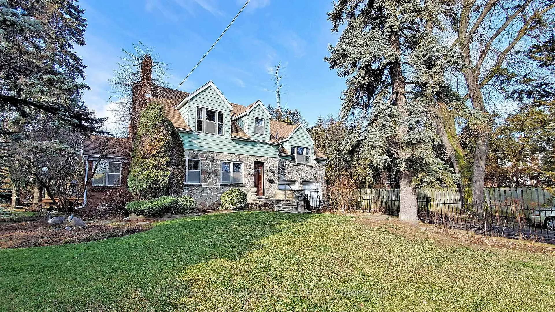 Photo 2 of 2 Sandringham Drive, Toronto, Bedford Park-Nortown — HOMEH