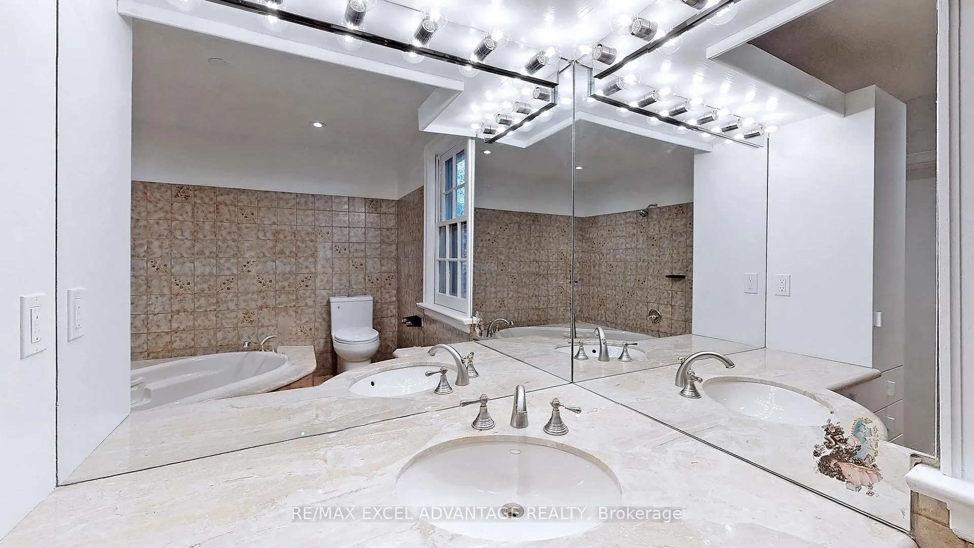 Photo 25 of 2 Sandringham Drive, Toronto, Bedford Park-Nortown — HOMEH