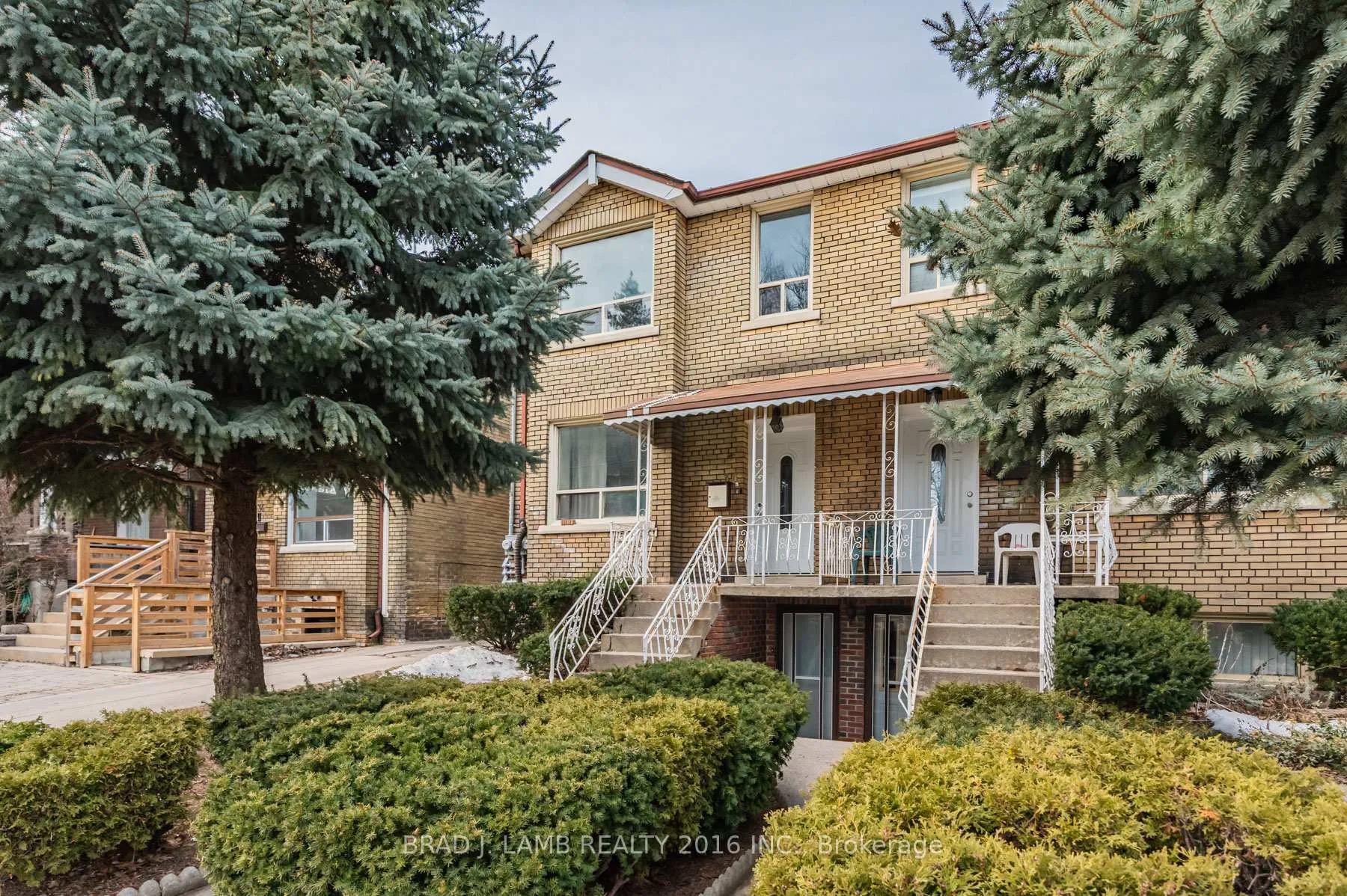 Front of Unit Upper, 34 Churchill Avenue
