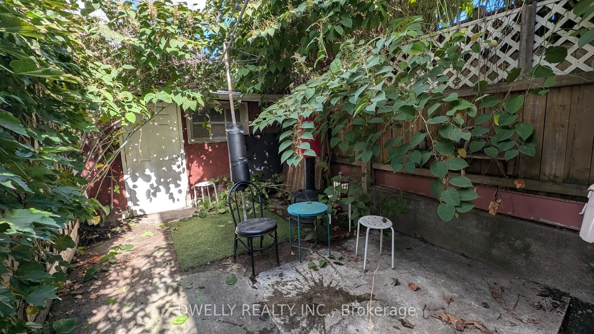 Front of Unit room #3, 662 Dundas Street W