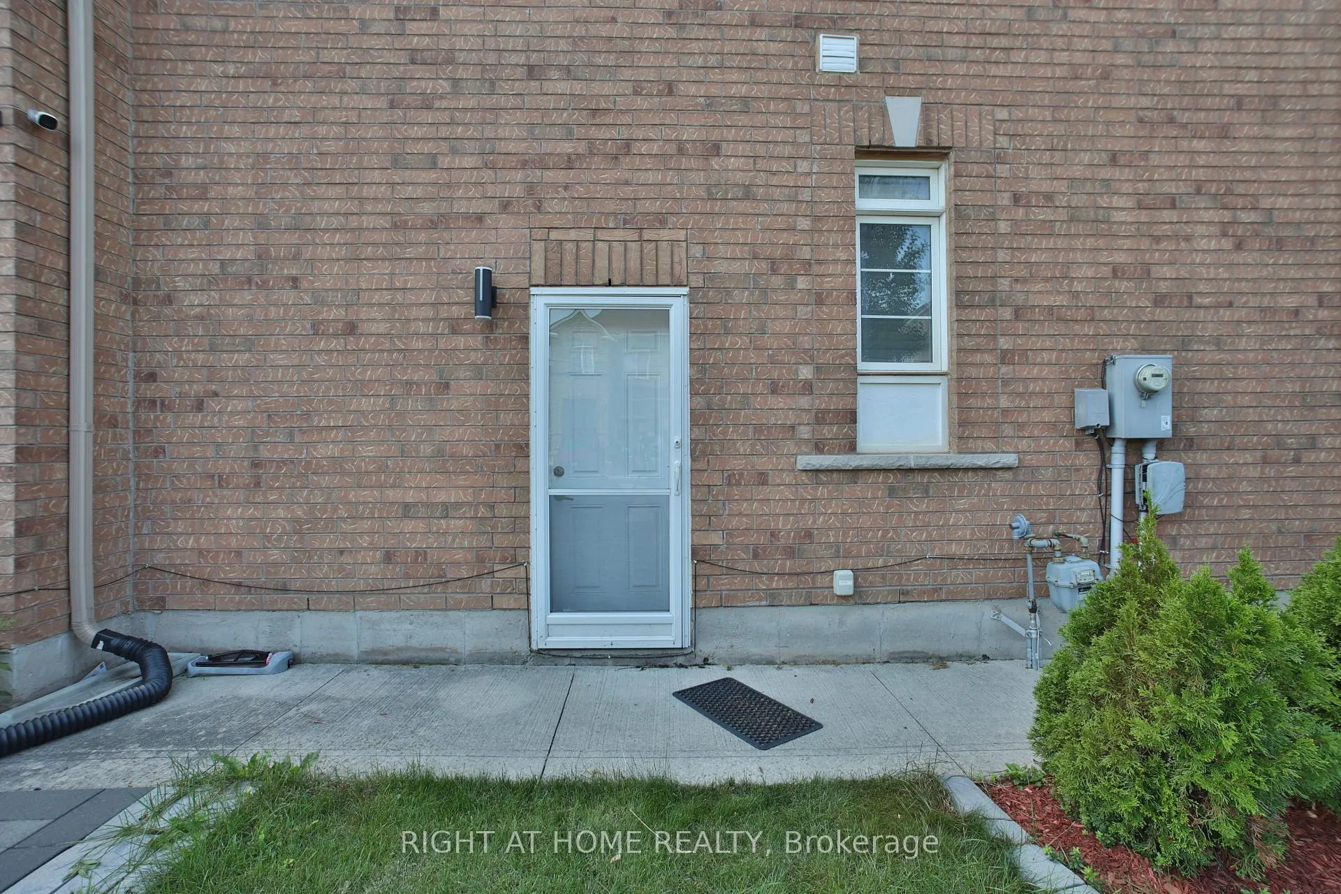 Photo 5 of Unit LOWER, 33 Wasaga Road, Brampton, Credit Valley — HOMEH