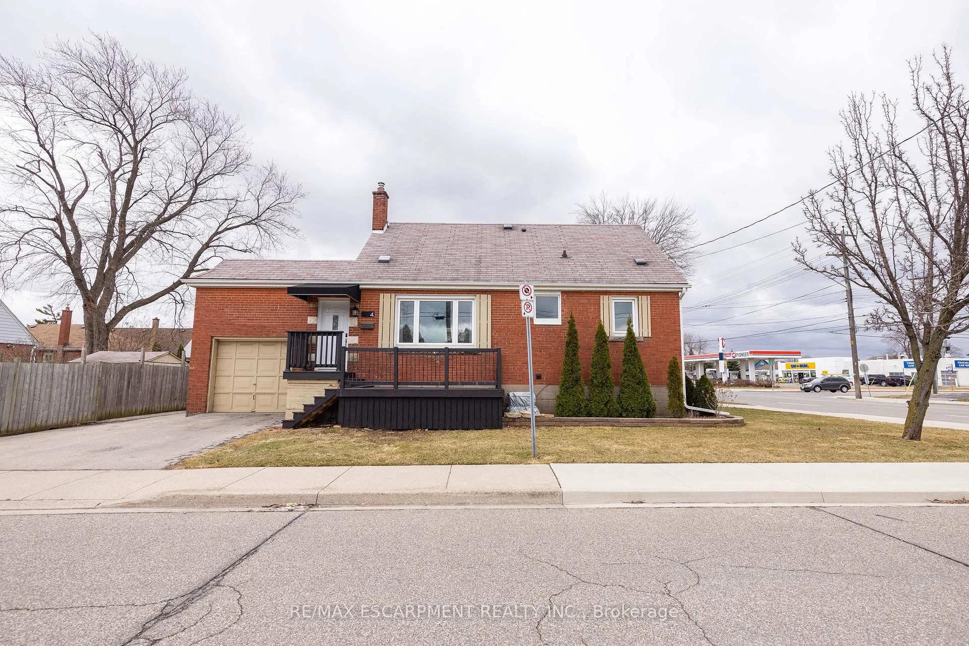 Front of Unit UPPER, 4 Sunning Hill Avenue