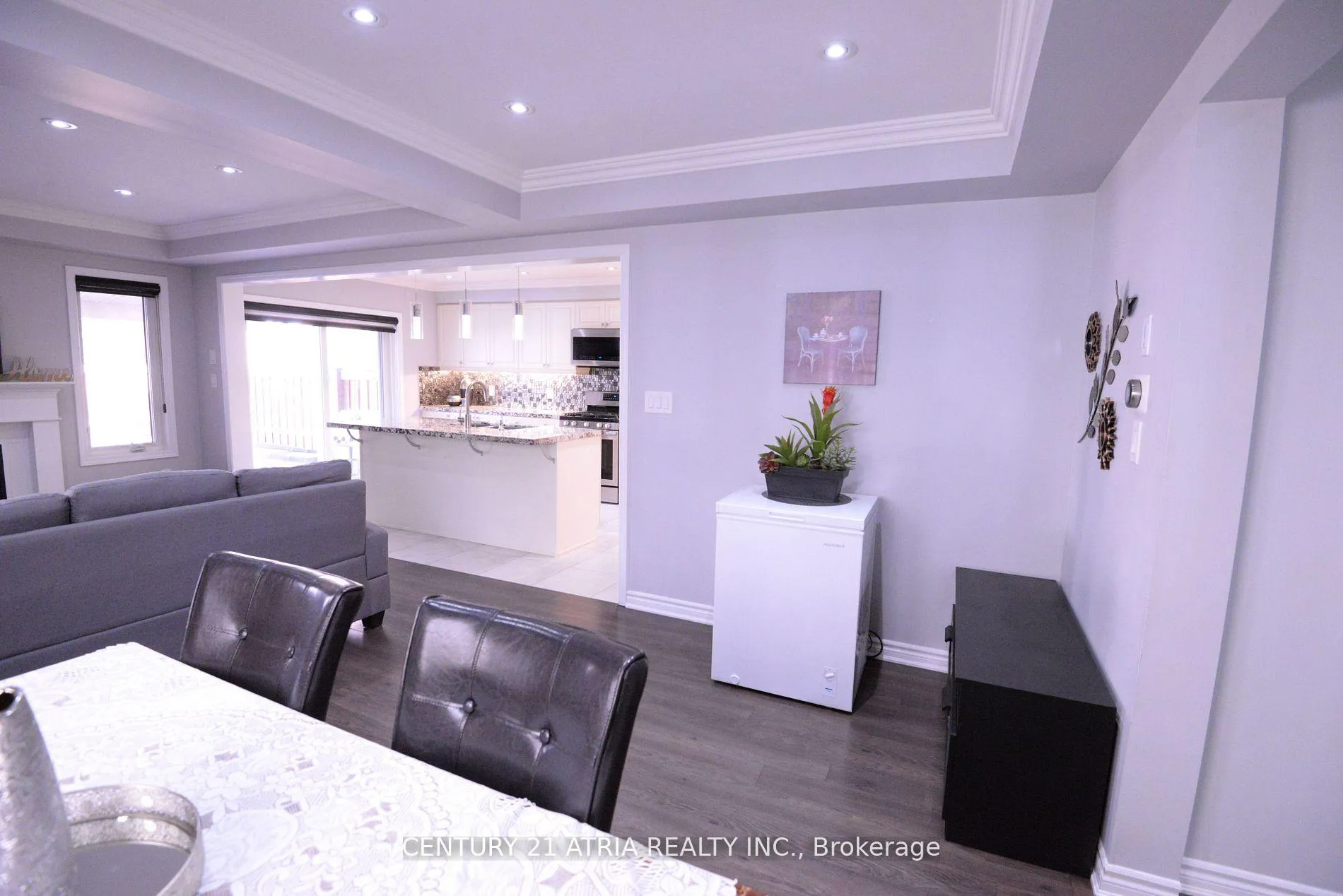Photo 4 of 2440 Moonlight Crescent, Pickering, Rural Pickering — HOMEH