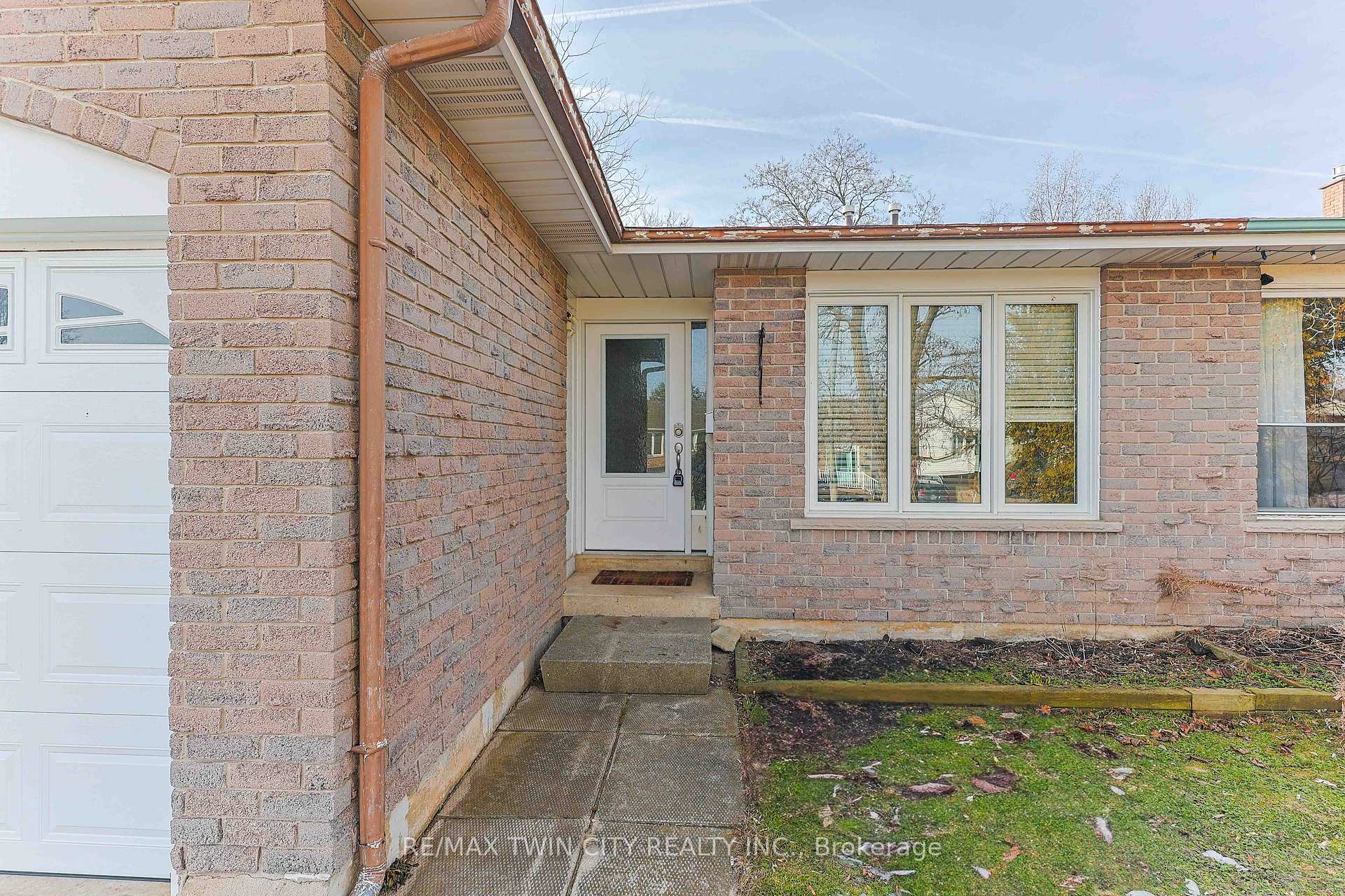 Photo 3 of 22 Telfer Court, Brant, Paris — HOMEH