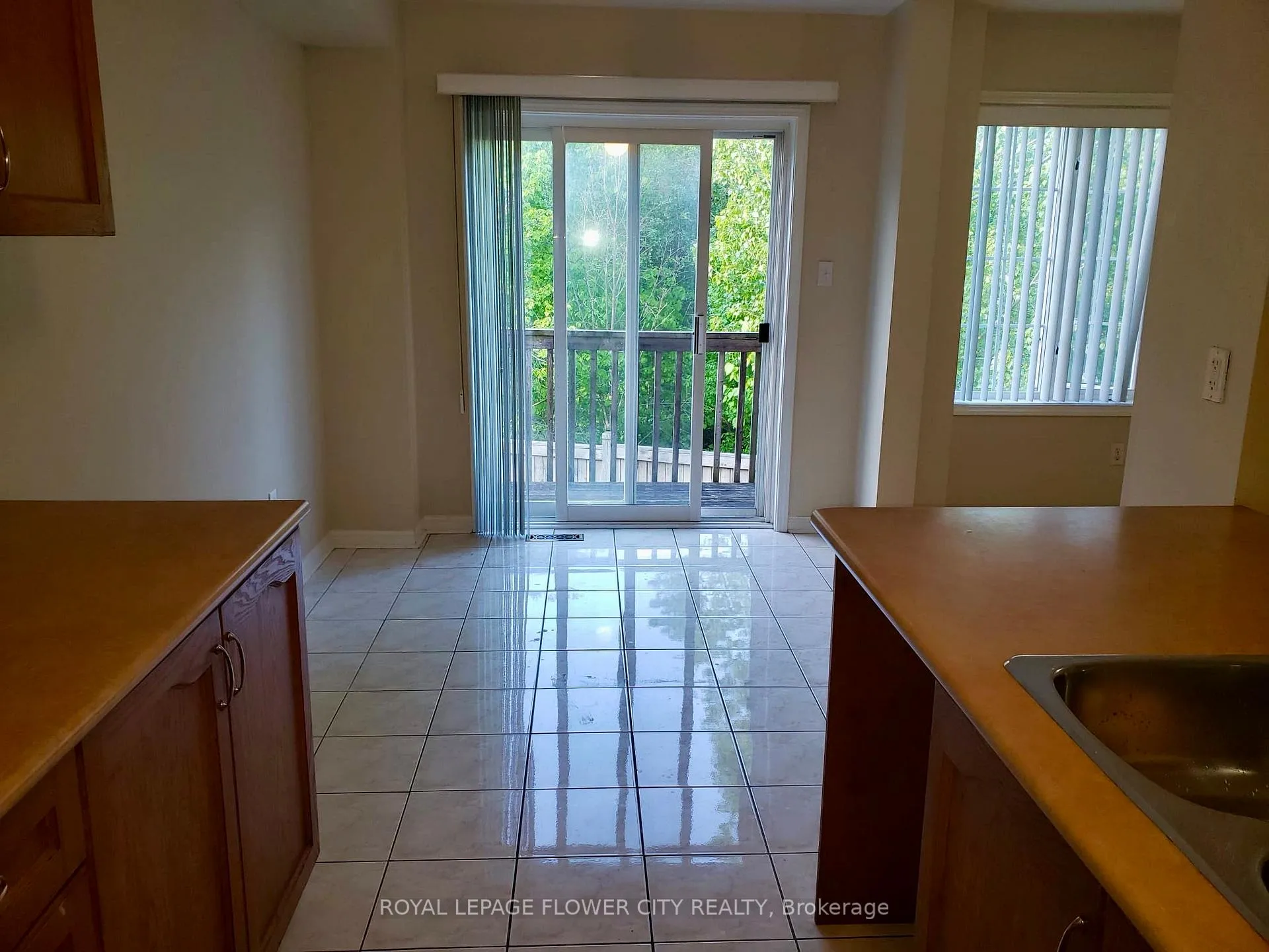 Photo 4 of 74 Tianalee Crescent, Brampton, Fletcher's Meadow — HOMEH