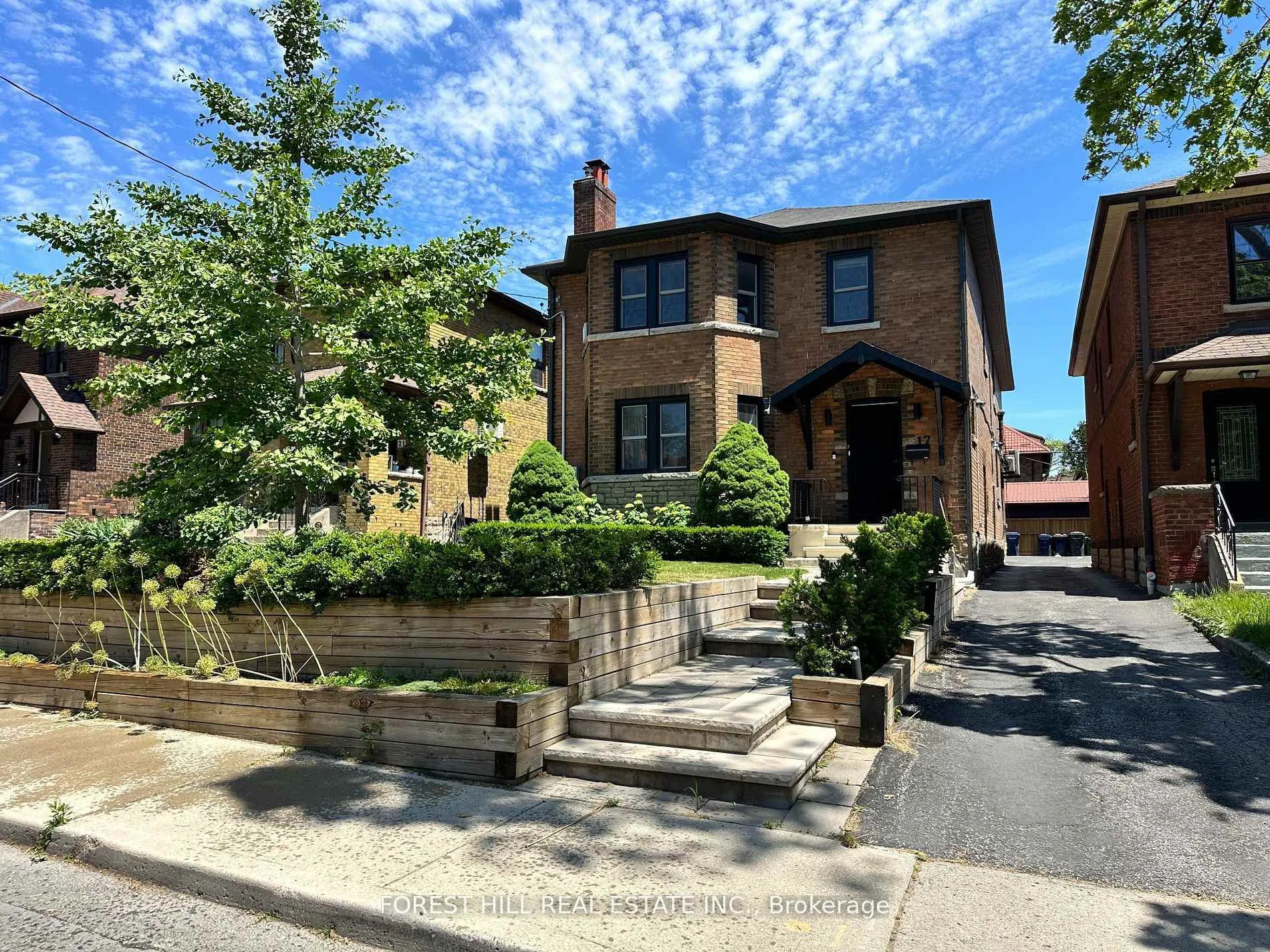 Front of Unit Lower, 17 Braemar Avenue