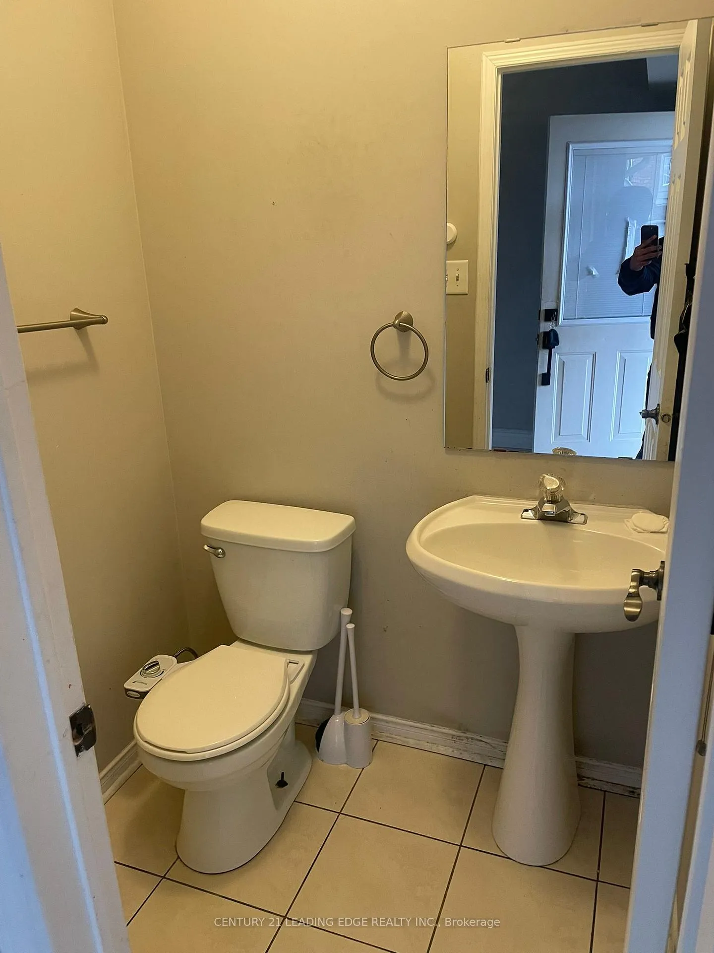 Photo 5 of Unit Upper, 17 Heathwood Drive, Brampton, Fletcher's Meadow — HOMEH