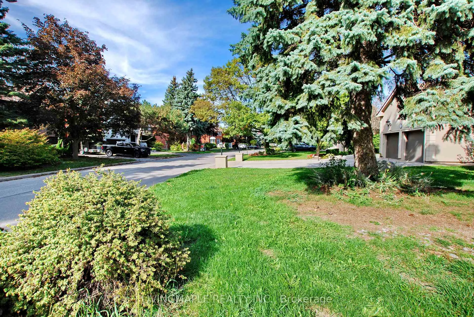 Photo 3 of 19 Ladyslipper Court, Markham, Bayview Glen — HOMEH