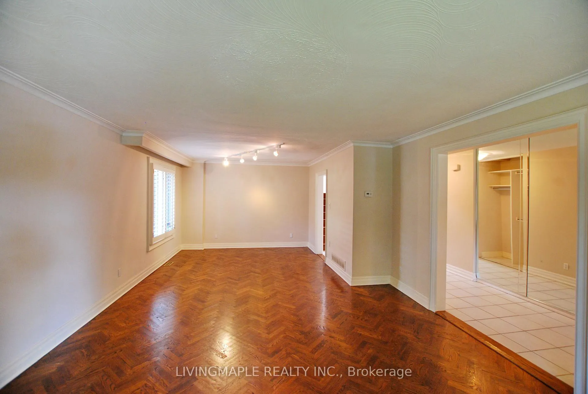 Photo 6 of 19 Ladyslipper Court, Markham, Bayview Glen — HOMEH
