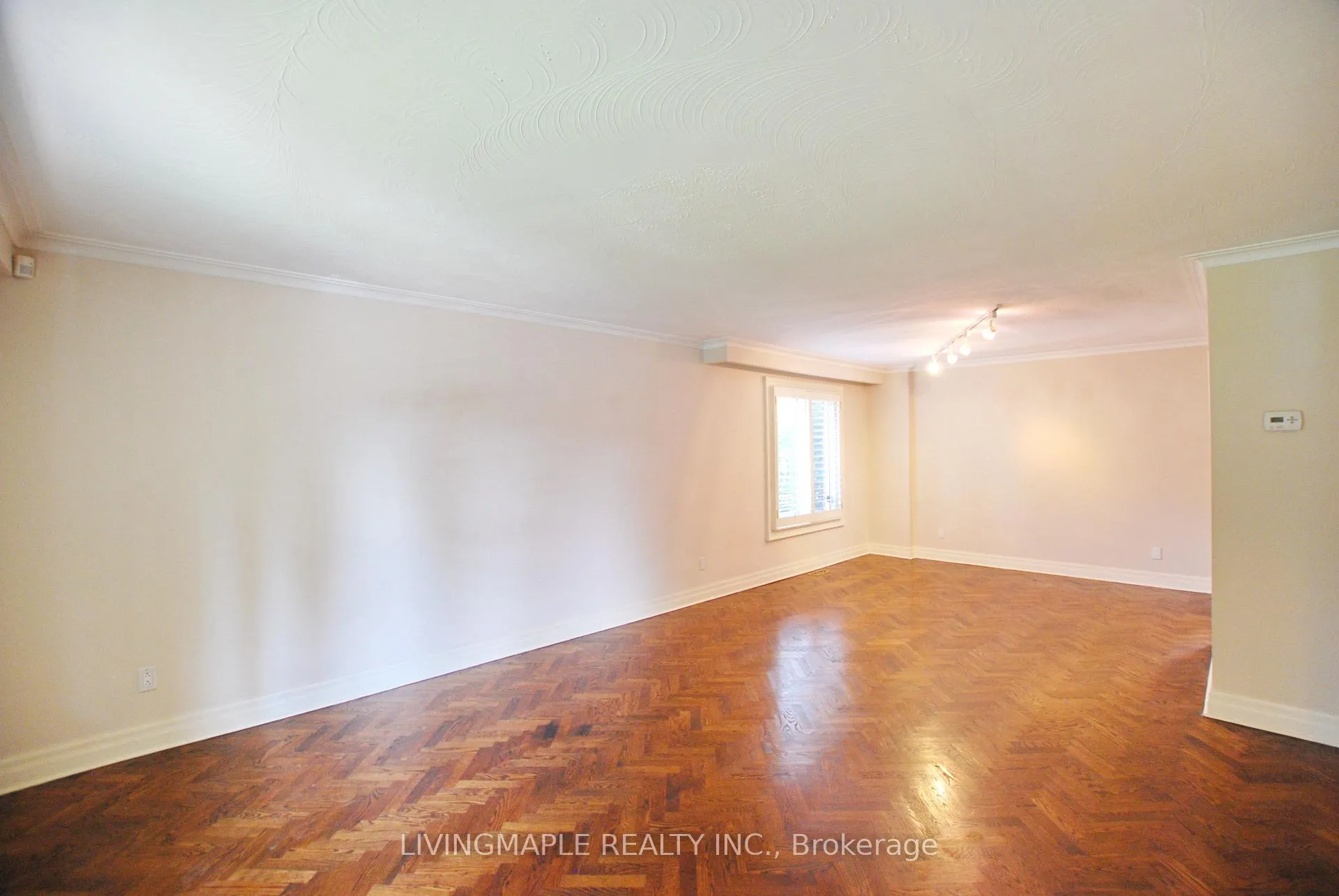 Photo 7 of 19 Ladyslipper Court, Markham, Bayview Glen — HOMEH