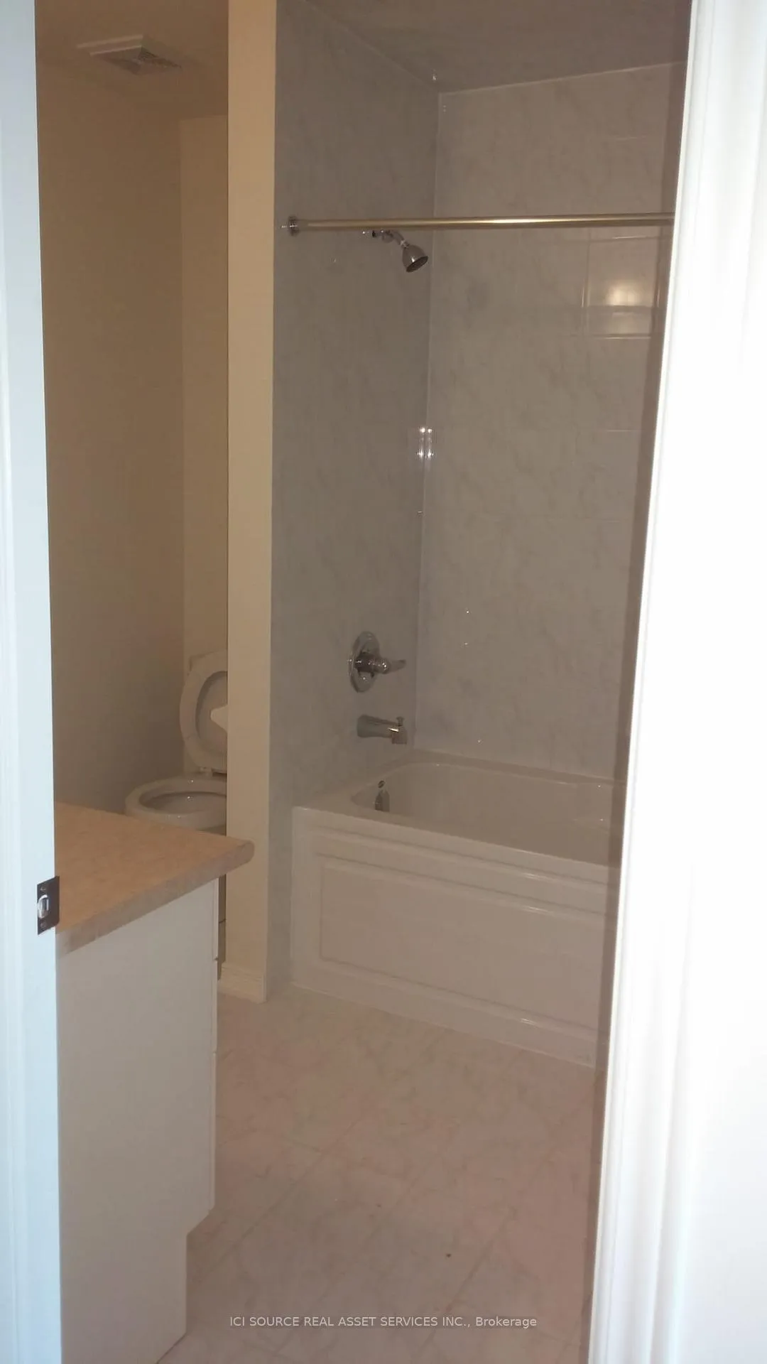 Photo 3 of 52 Chesterwood Crescent, Brampton, Credit Valley — HOMEH