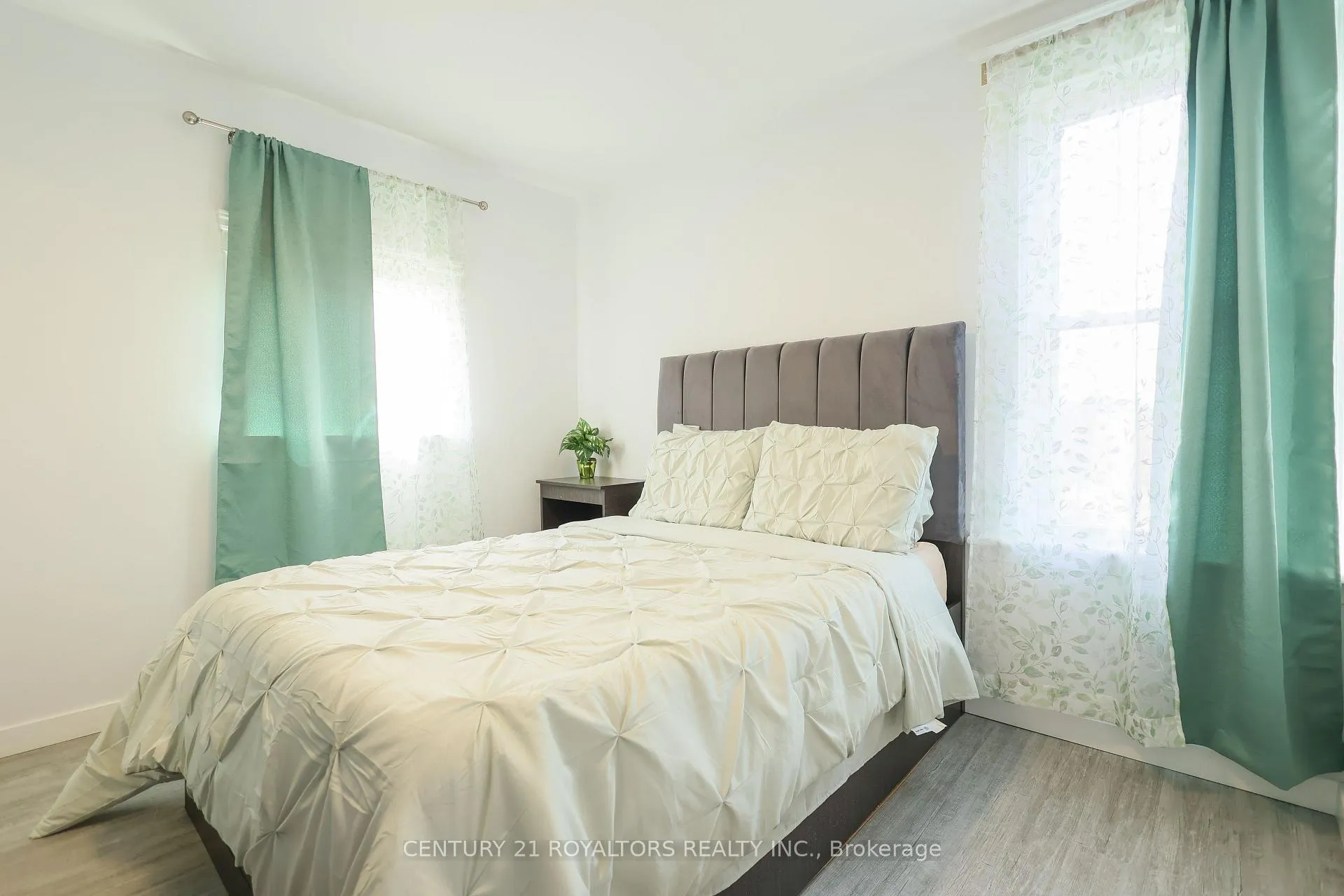 Photo 16 of 5283 Buchanan Avenue, Niagara Falls, Cherrywood — HOMEH