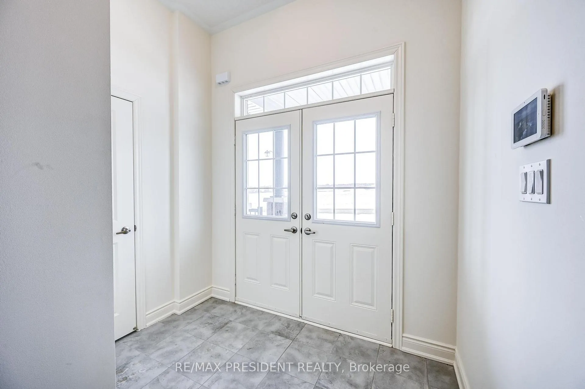 Photo 5 of 2223 Crystal Drive N, Oshawa, Taunton — HOMEH