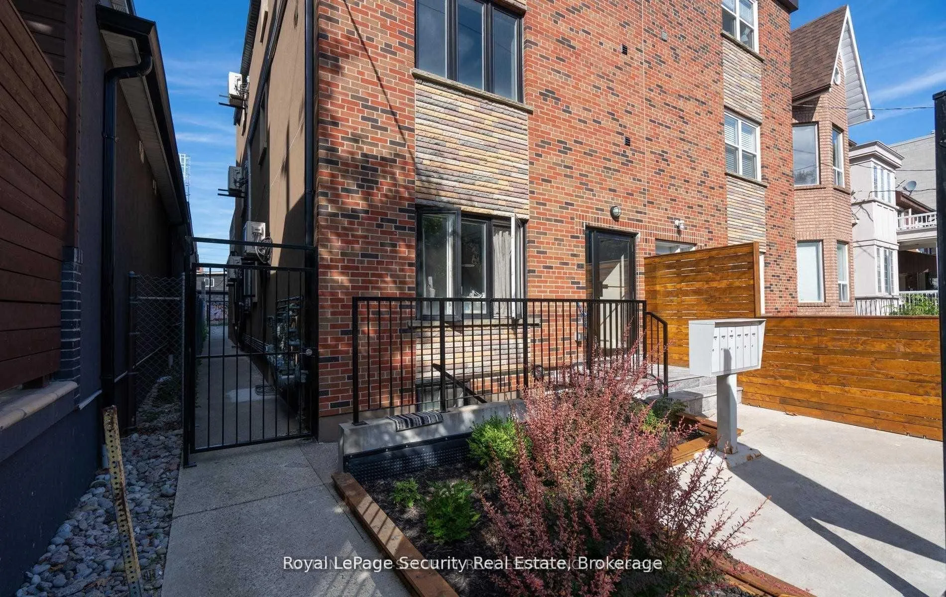 Photo 2 of Unit 4, 62 Lippincott Street, Toronto, Kensington-Chinatown — HOMEH
