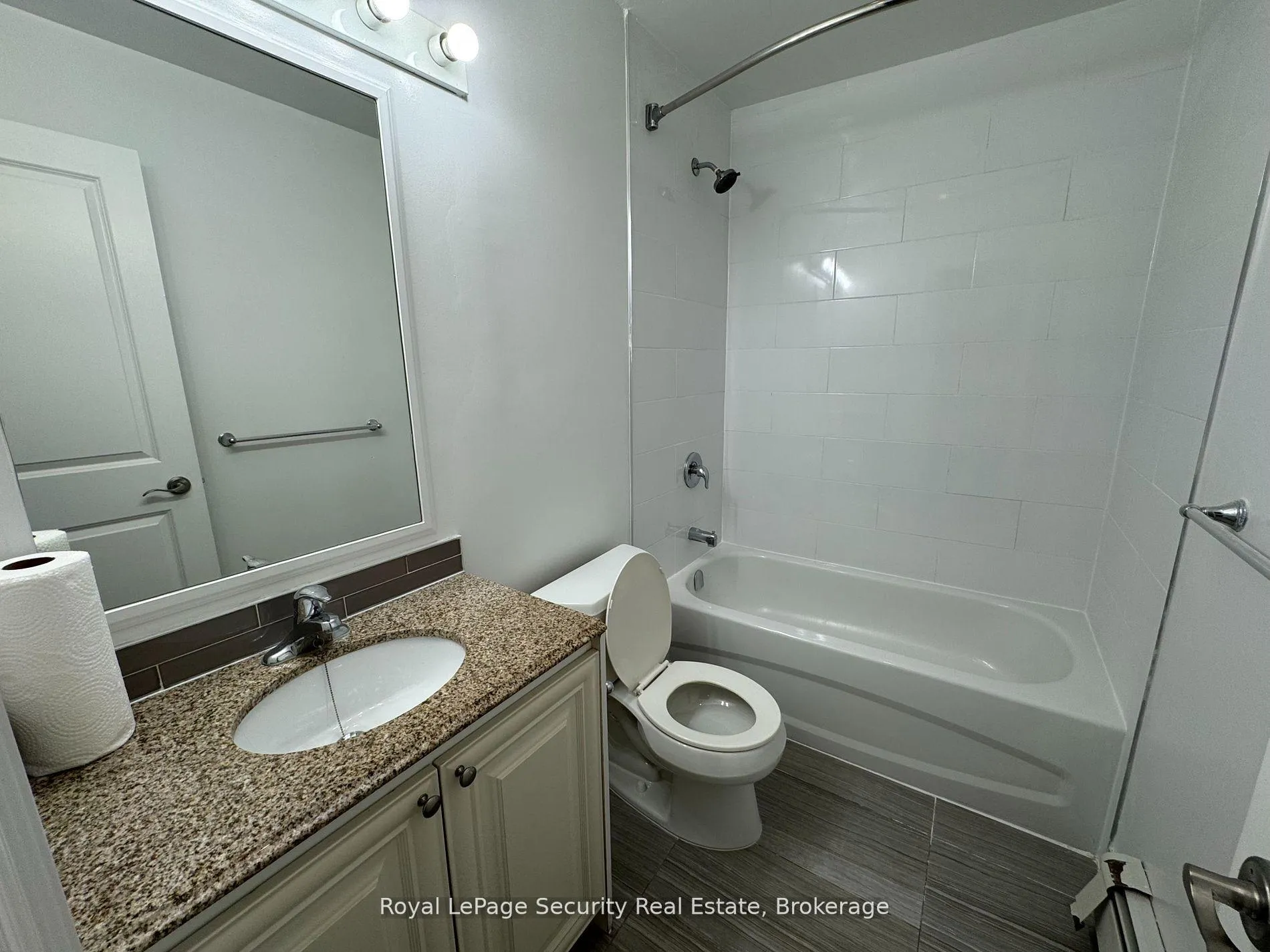 Photo 7 of Unit 4, 62 Lippincott Street, Toronto, Kensington-Chinatown — HOMEH