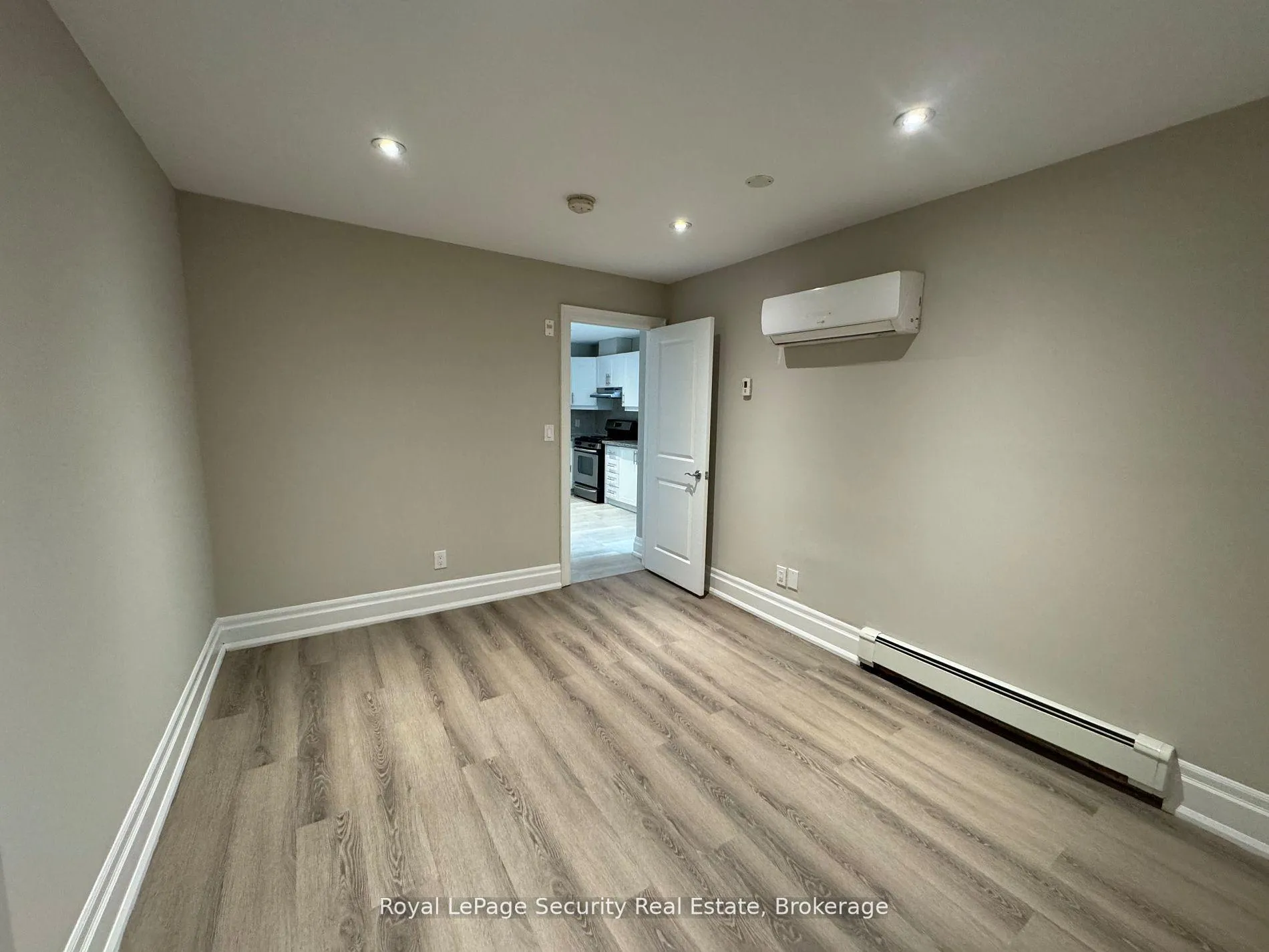 Photo 11 of Unit 4, 62 Lippincott Street, Toronto, Kensington-Chinatown — HOMEH