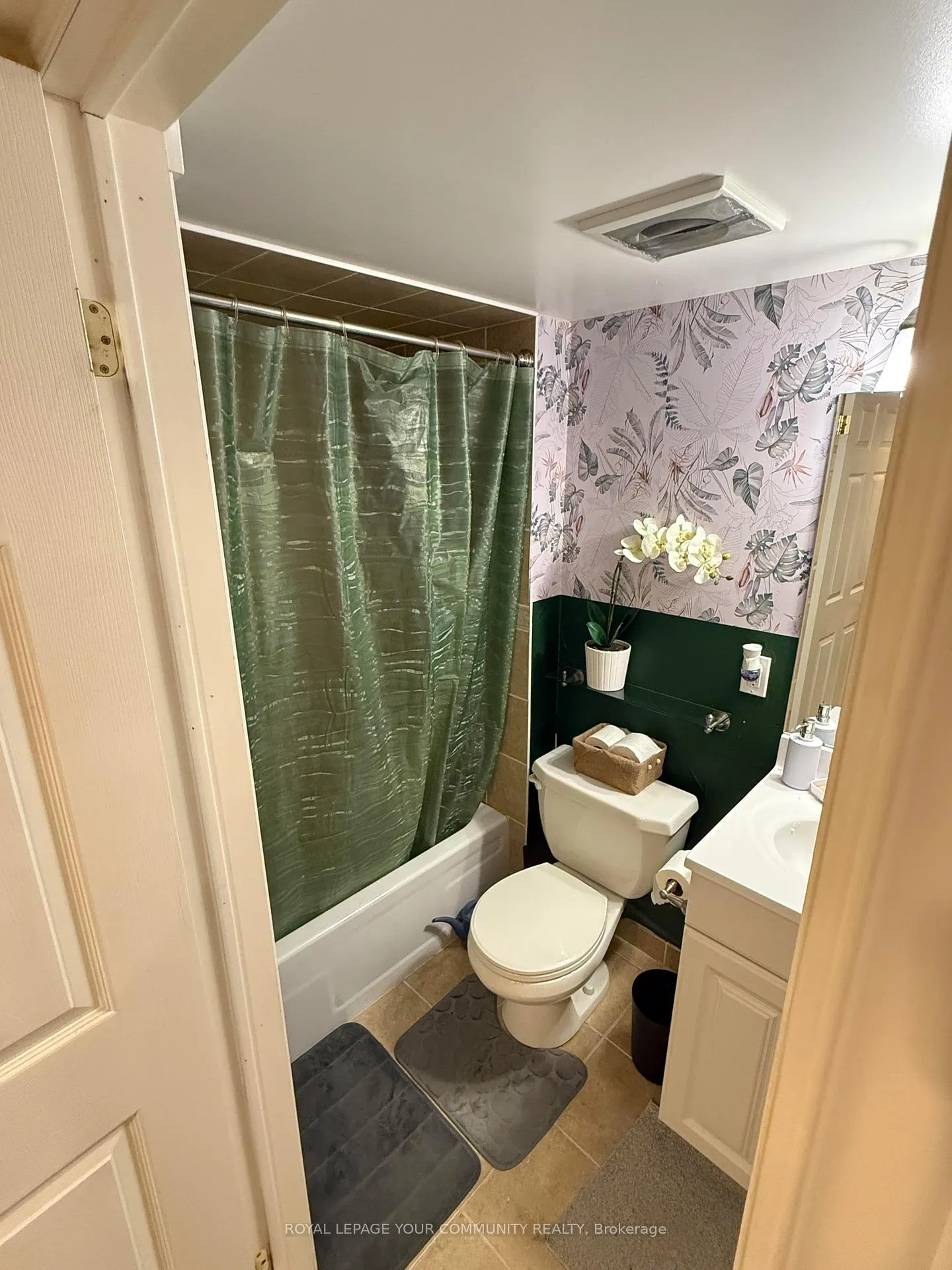 Photo 8 of Unit lower, 188 Tamarac Trail, Aurora, Aurora Heights — HOMEH