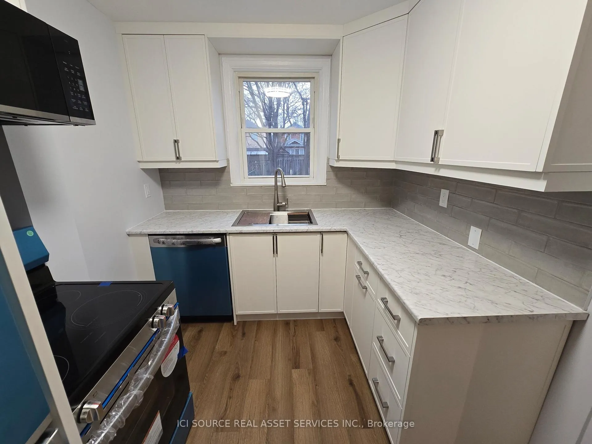 Photo 1 of 922 Eglinton Avenue E, Toronto, Leaside — HOMEH