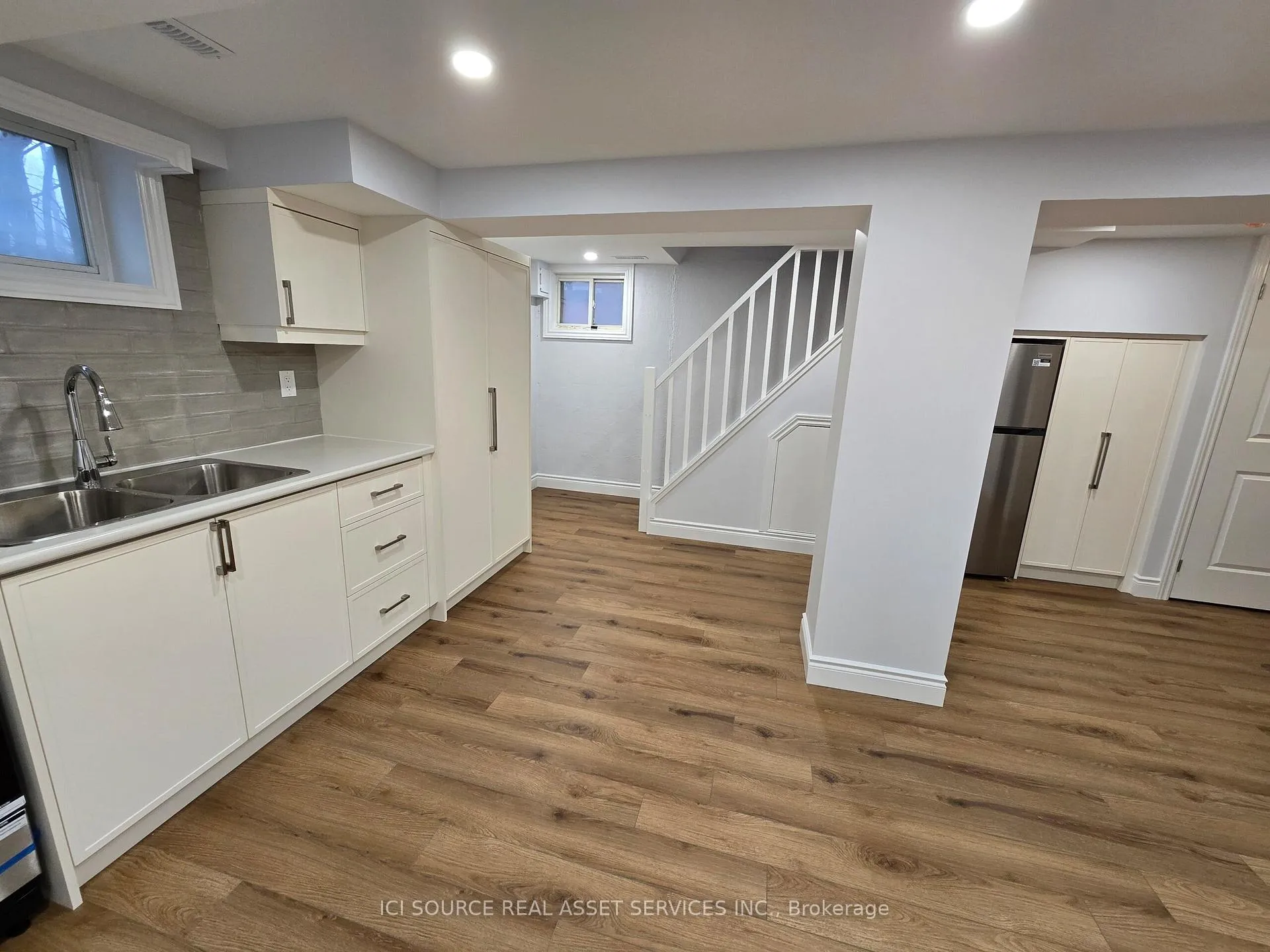 Photo 2 of 922 Eglinton Avenue E, Toronto, Leaside — HOMEH