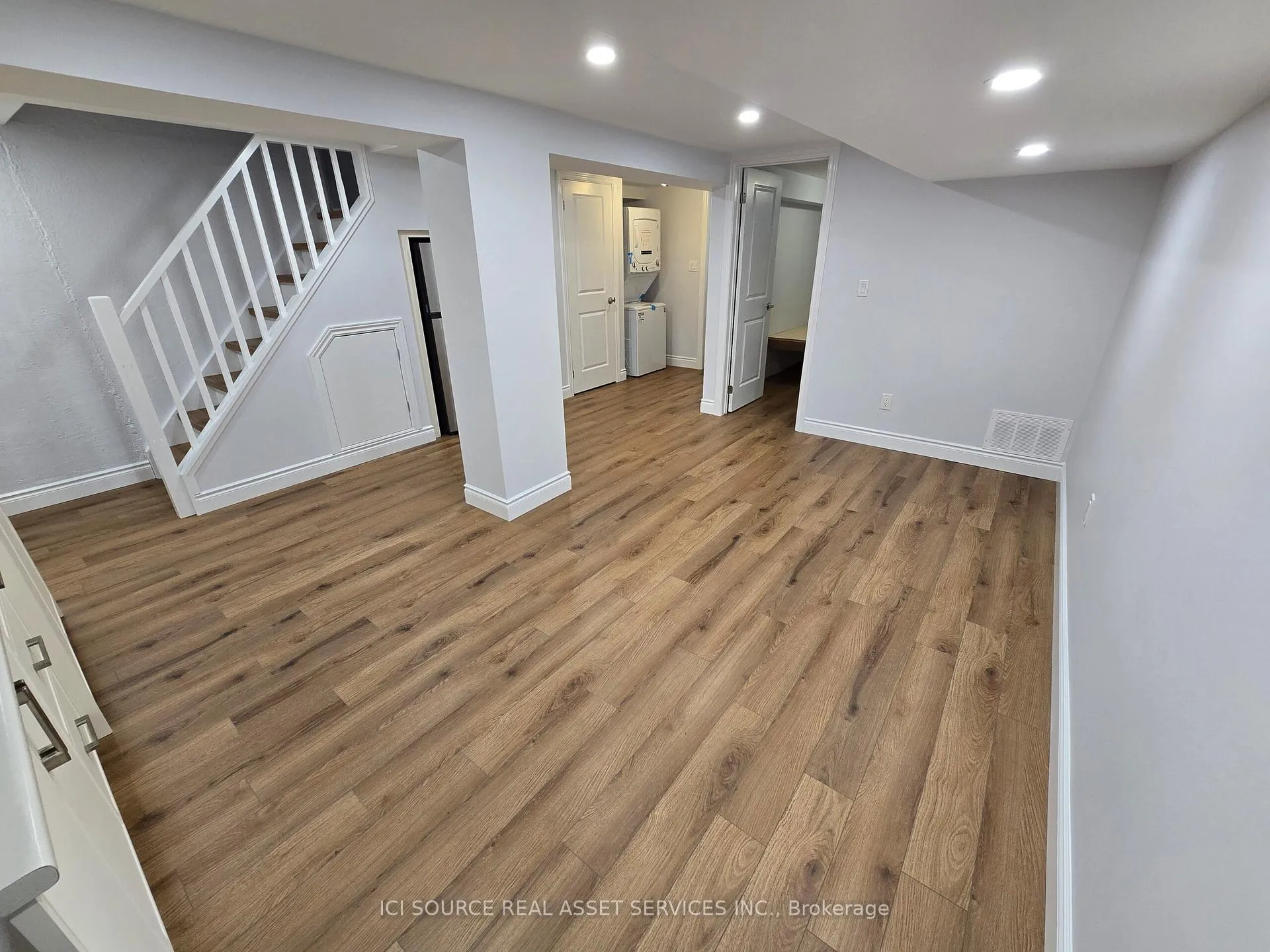 Photo 3 of 922 Eglinton Avenue E, Toronto, Leaside — HOMEH