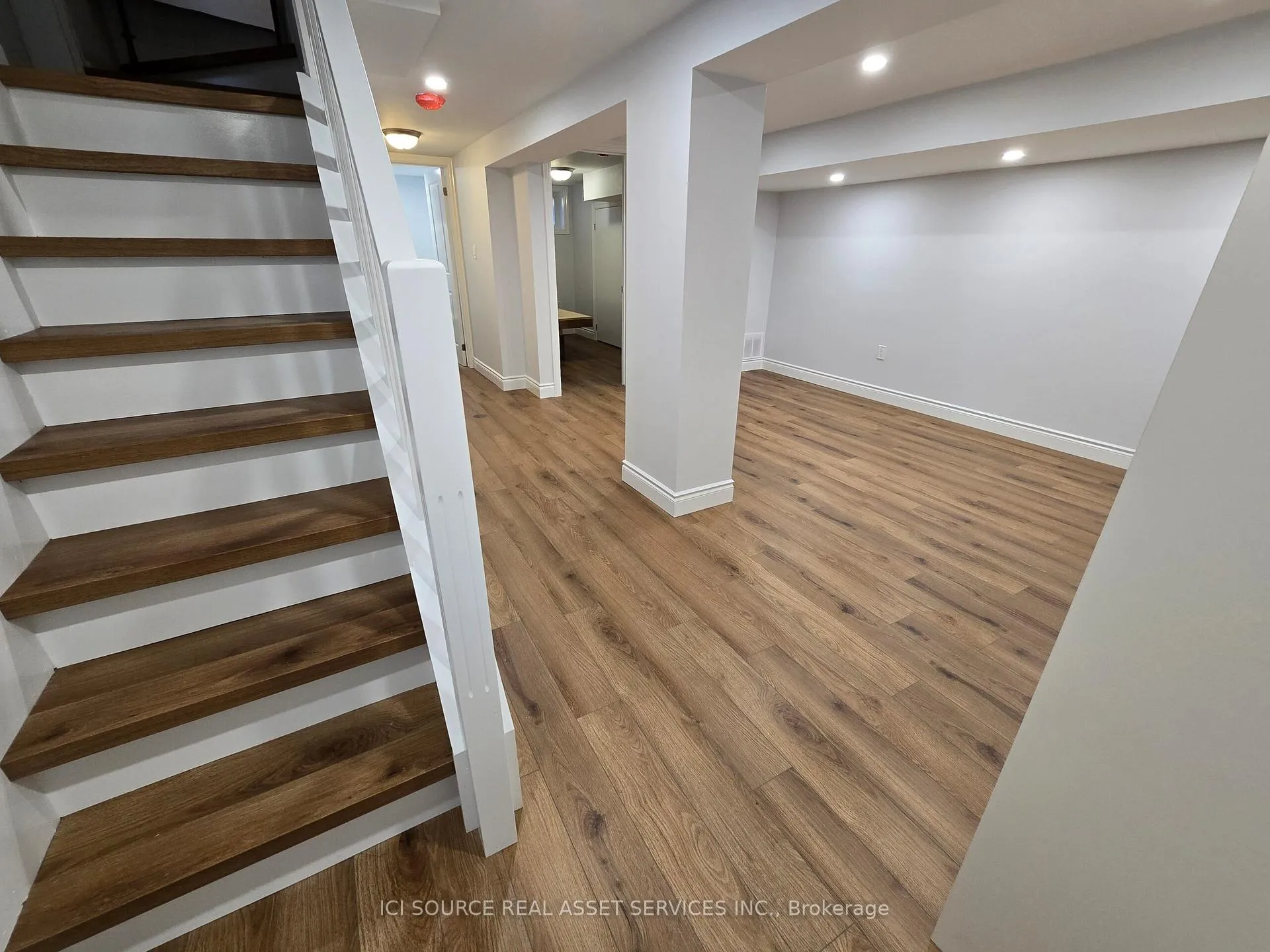 Photo 4 of 922 Eglinton Avenue E, Toronto, Leaside — HOMEH