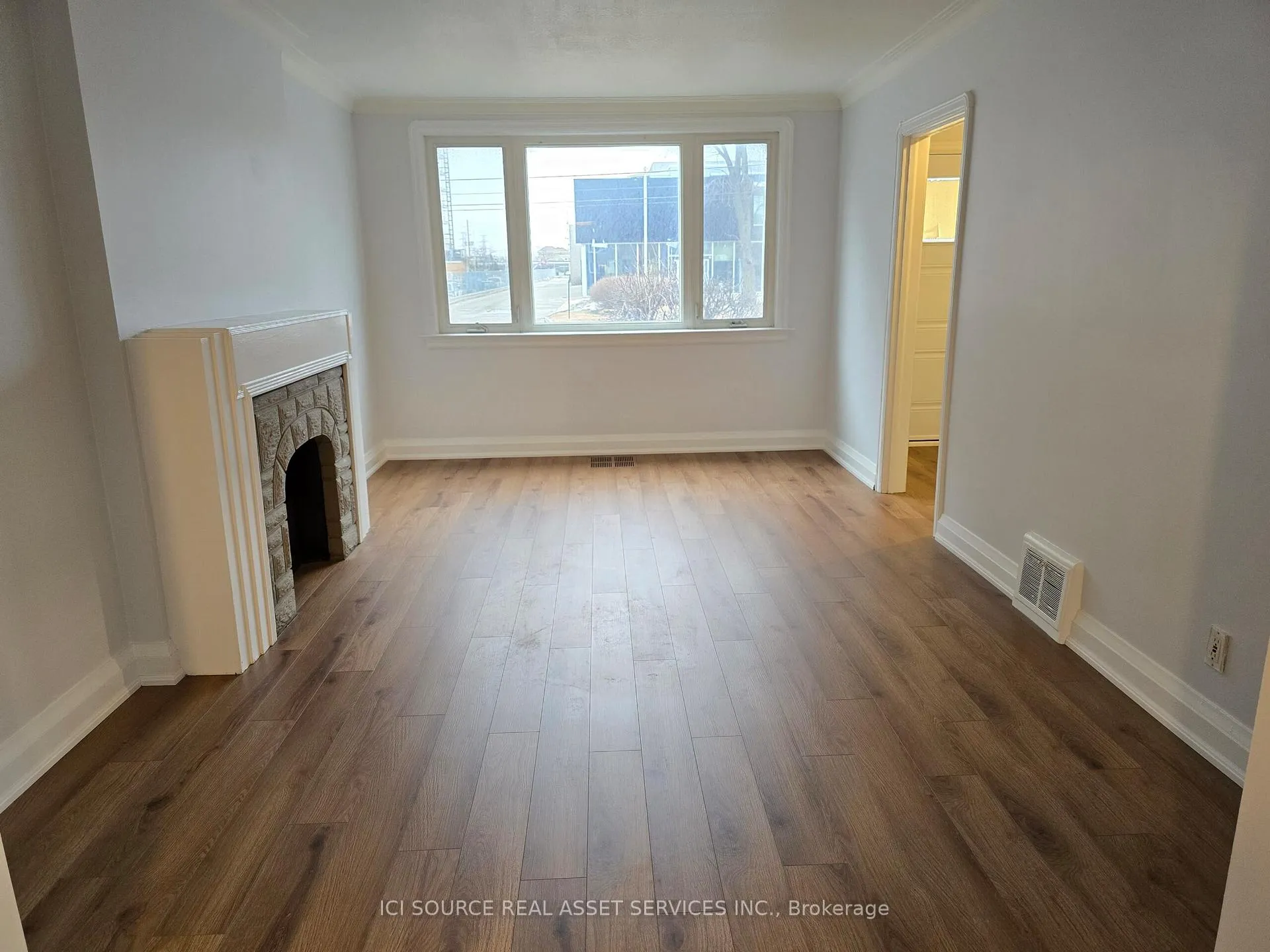 Photo 9 of 922 Eglinton Avenue E, Toronto, Leaside — HOMEH