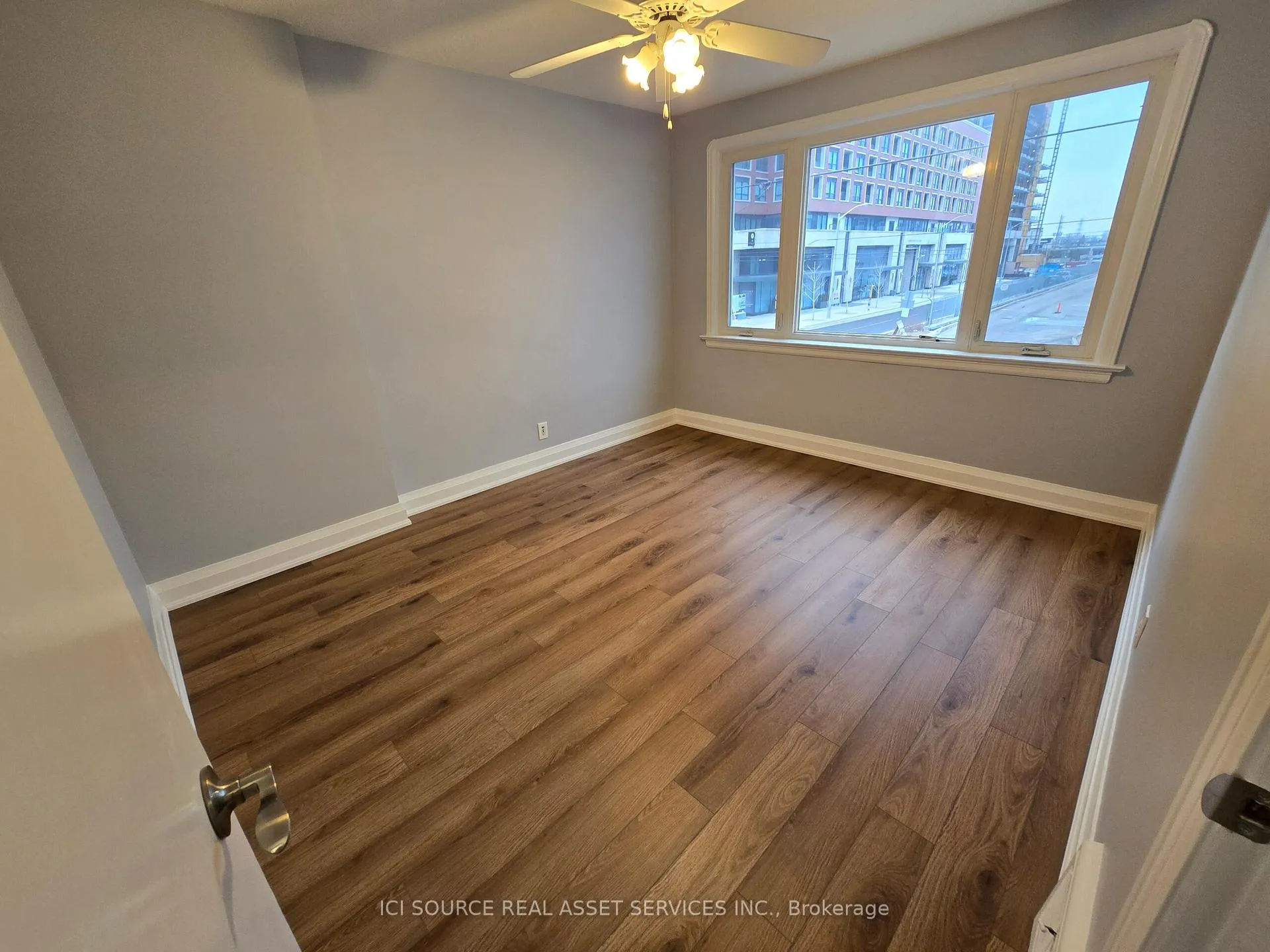 Photo 13 of 922 Eglinton Avenue E, Toronto, Leaside — HOMEH