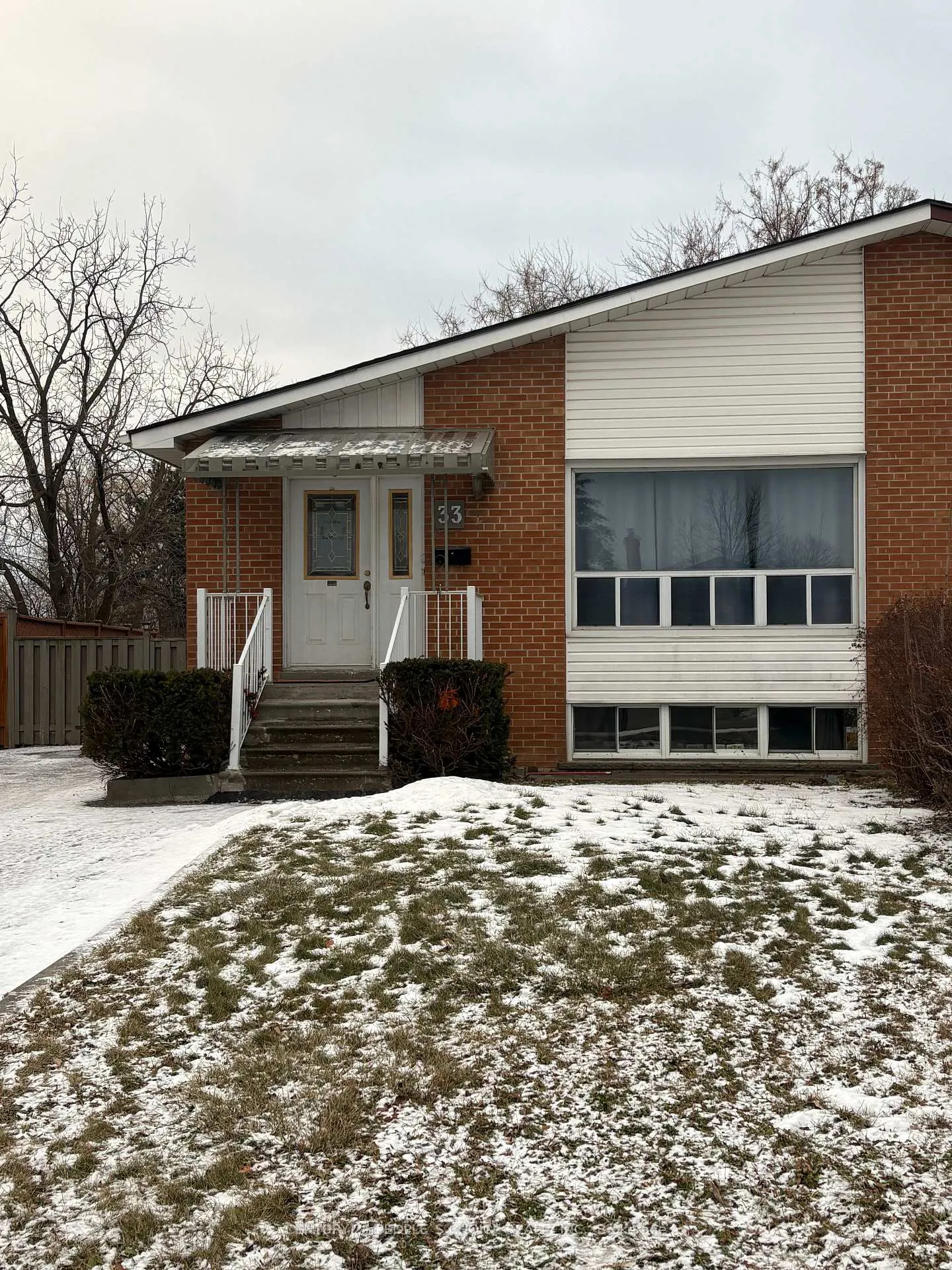 Photo 2 of 33 Ashwood Crescent, Brampton, Avondale — HOMEH