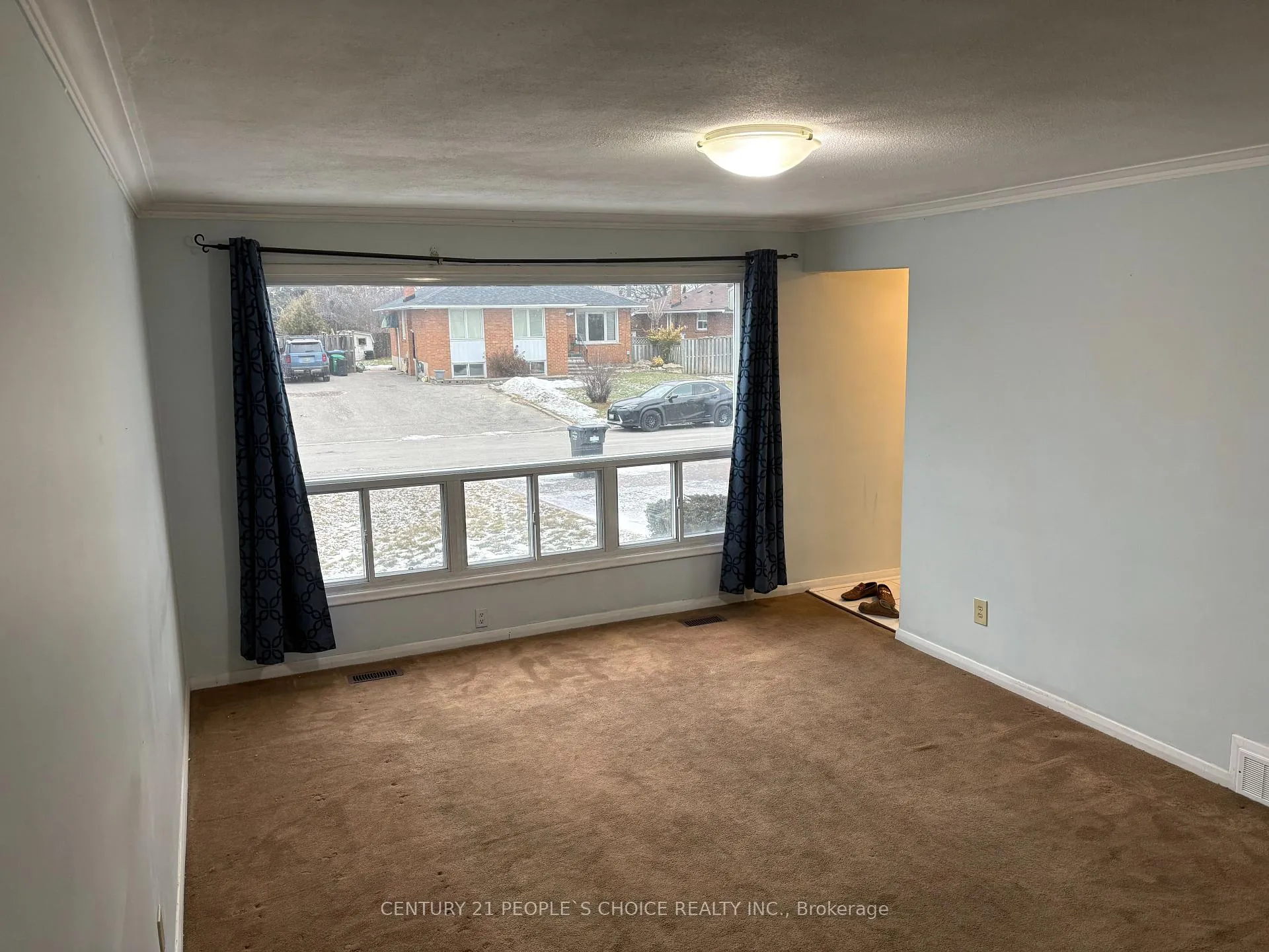 Photo 3 of 33 Ashwood Crescent, Brampton, Avondale — HOMEH