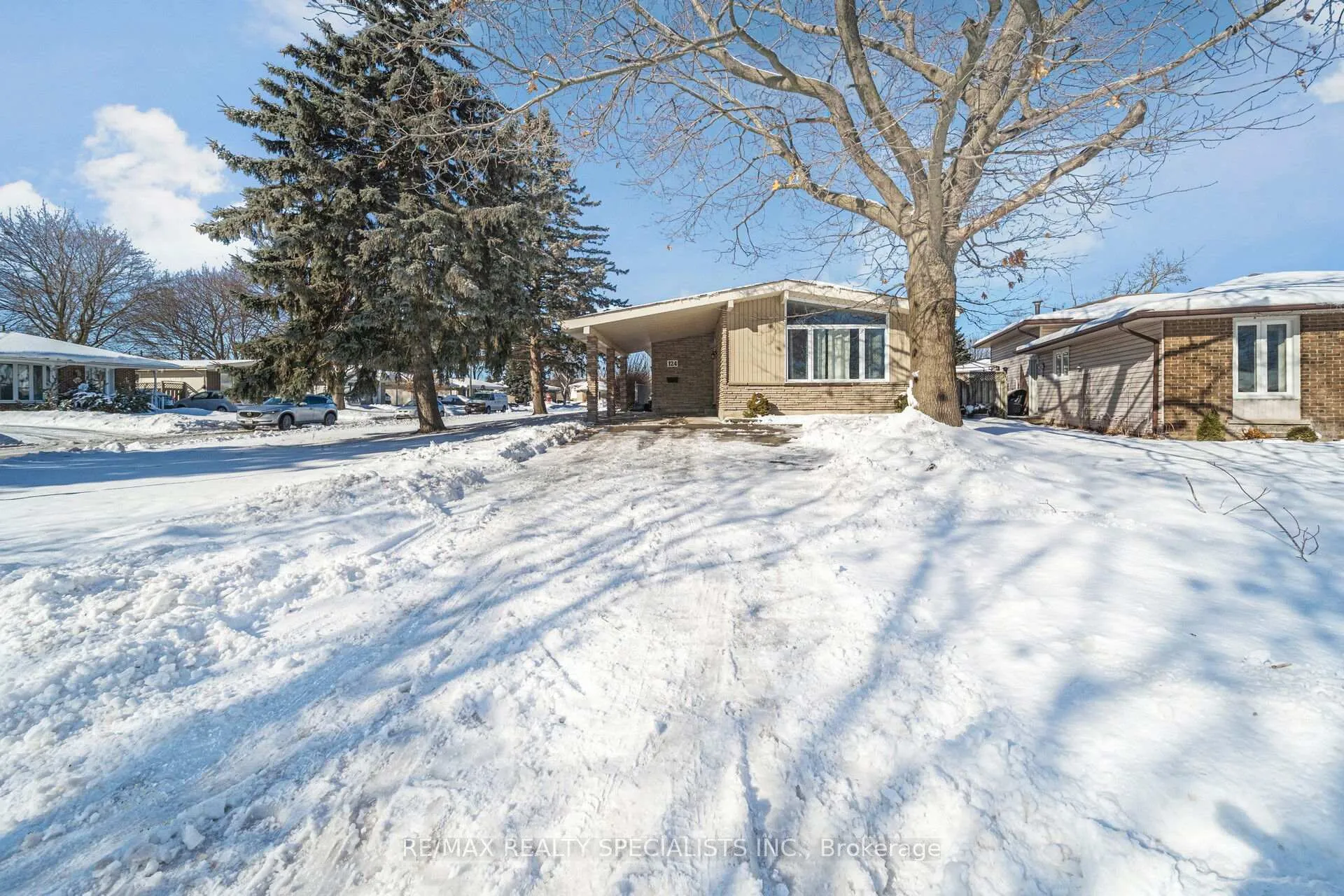 Front of Unit Upper, 124 Roberts Crescent