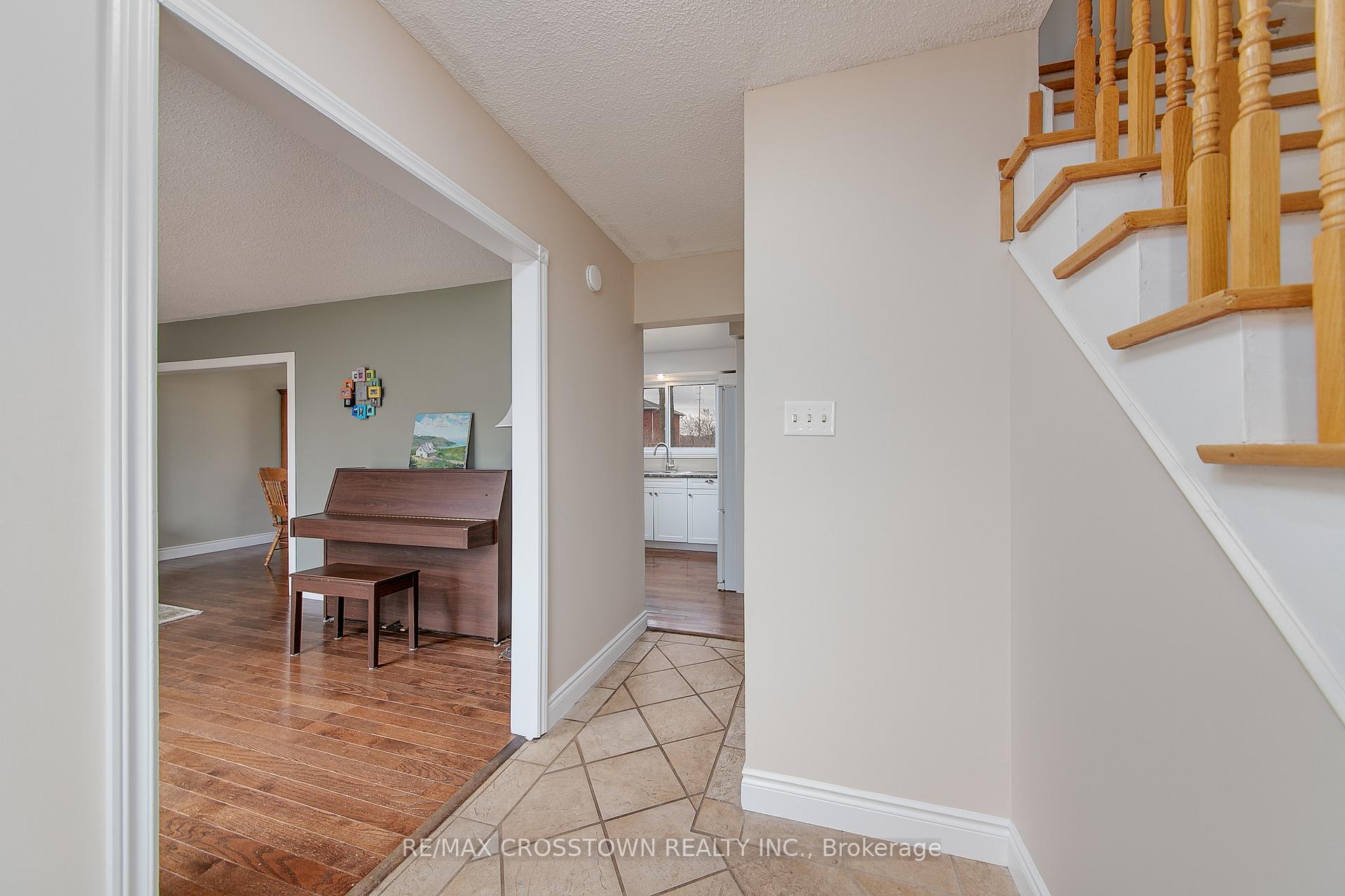 Photo 3 of 122 Marshall Street S, Barrie, Allandale Heights — HOMEH